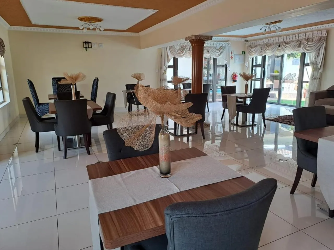 Restaurant/places to eat in Ecotel OR Tambo Airport