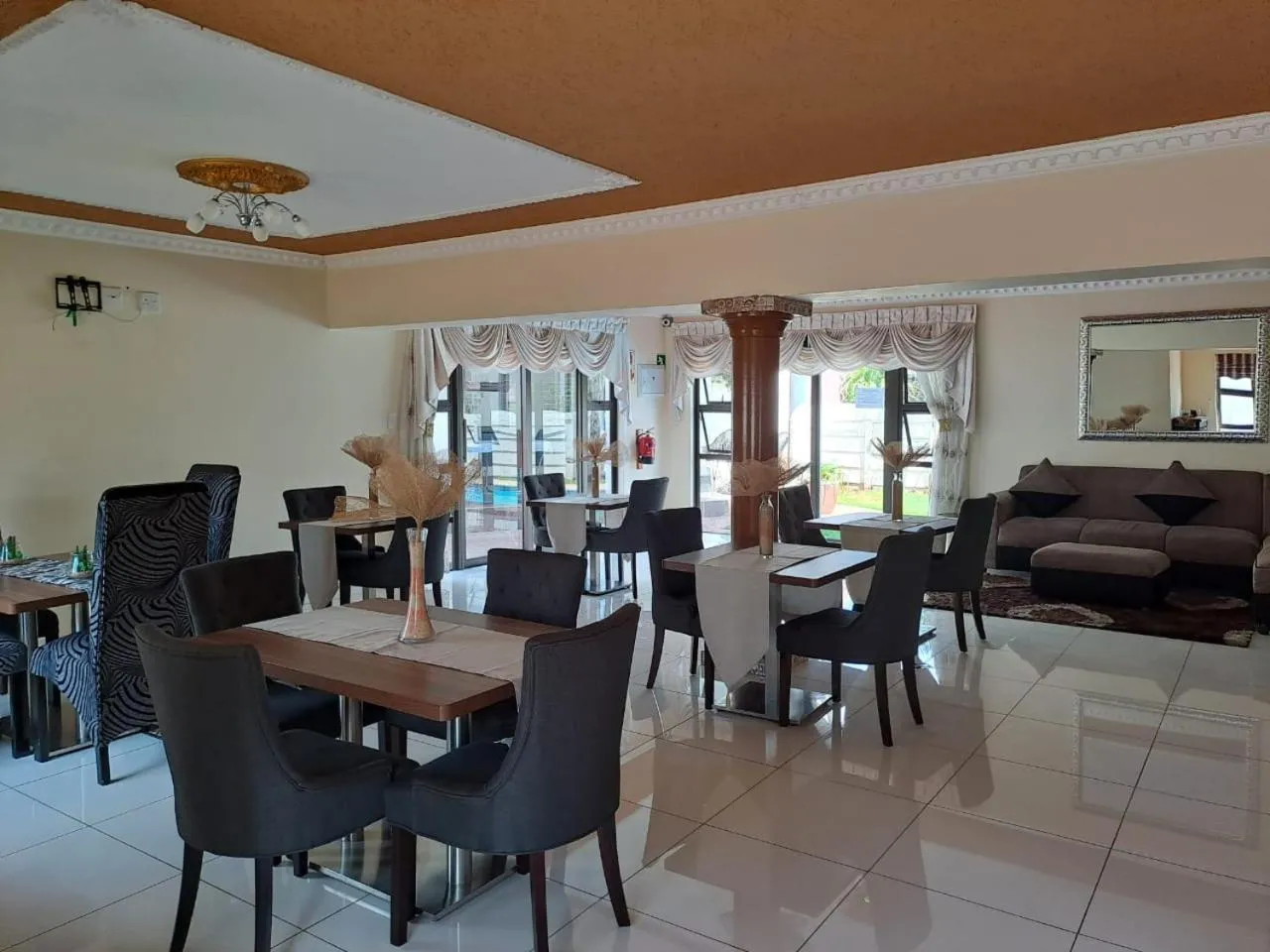 Restaurant/places to eat in Ecotel OR Tambo Airport