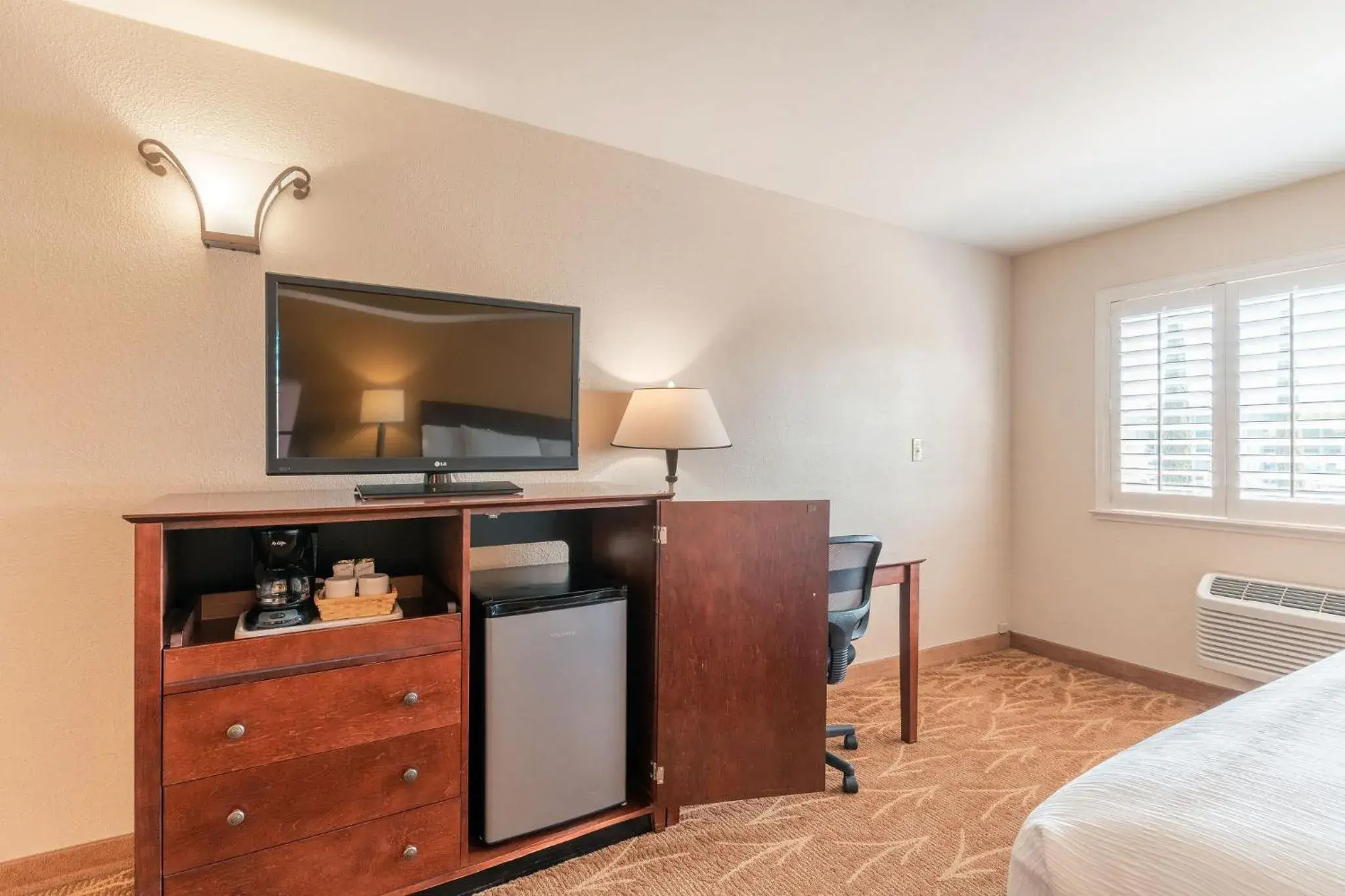 TV and multimedia, Bed in Governors Inn Hotel TV and multimedia, Bed in Governors Inn Hotel