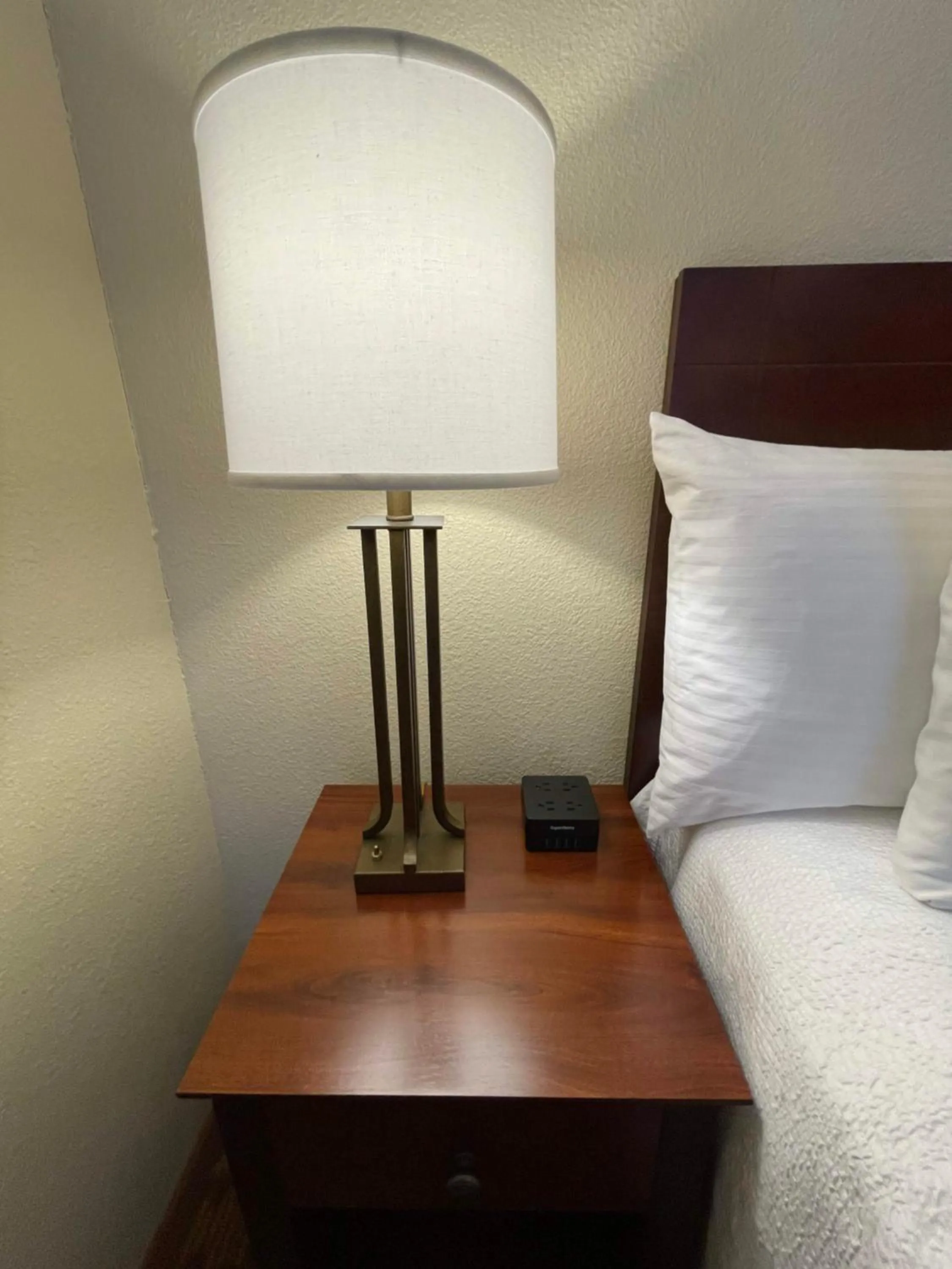 Bedroom, Bed in Governors Inn Hotel Sacramento