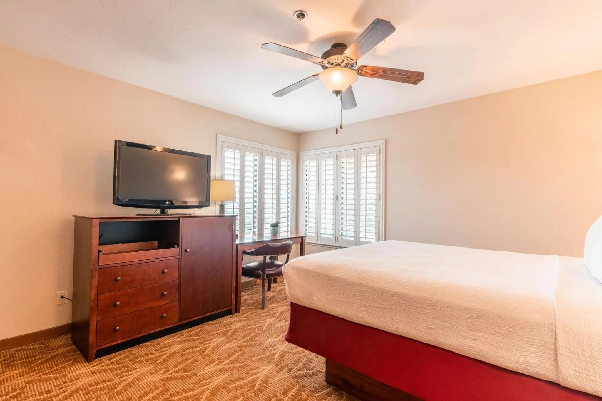 Bed in Governors Inn Hotel Sacramento