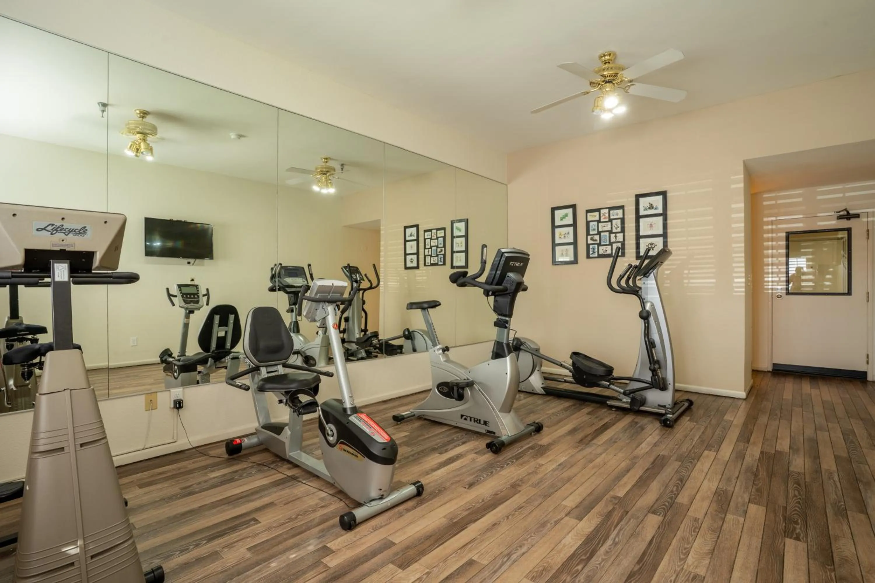 Fitness centre/facilities in Governors Inn Hotel Sacramento