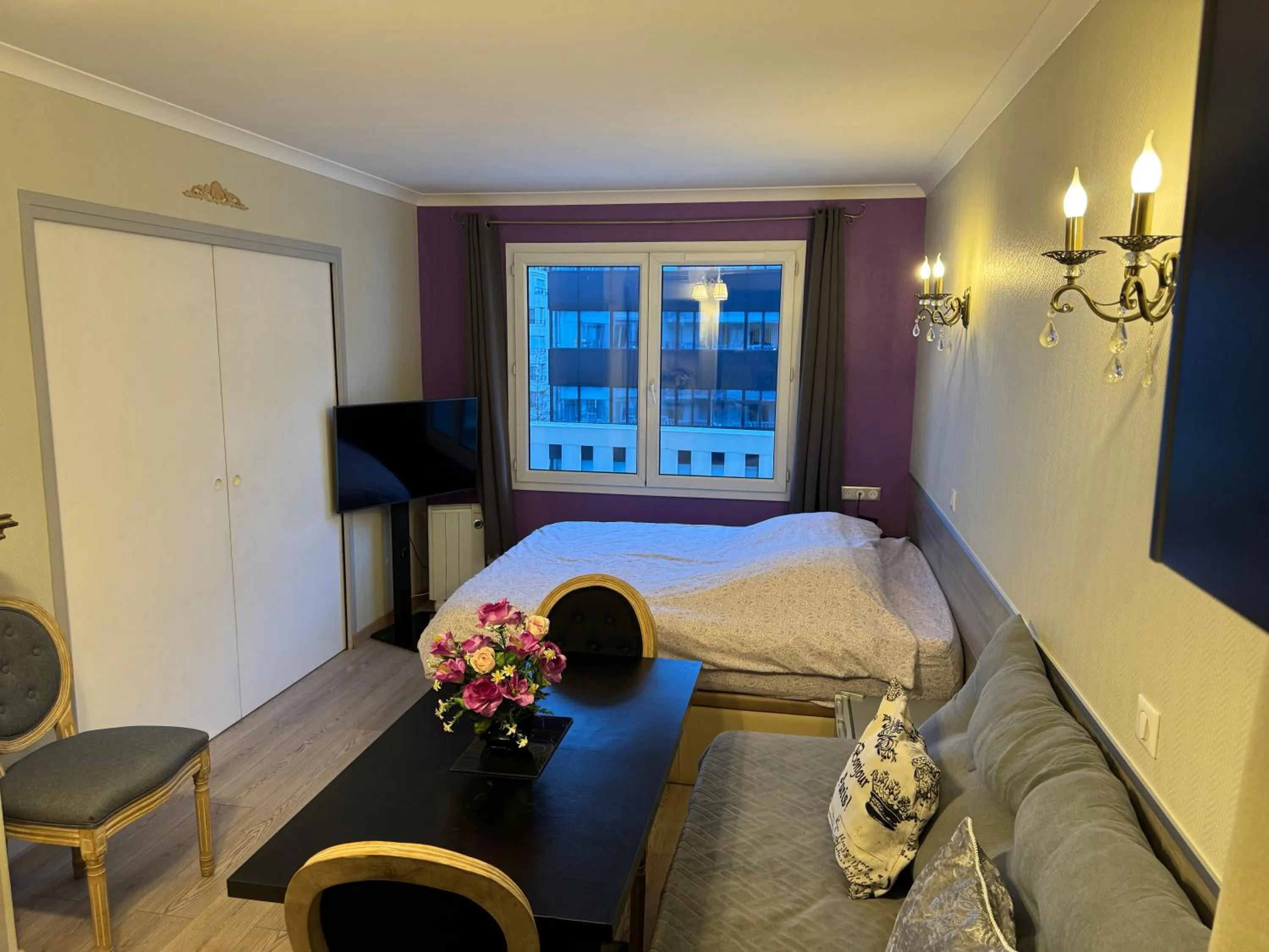 Photo of the whole room, Bed in ALTAMIRA (Paris Expo - Porte de Versailles)