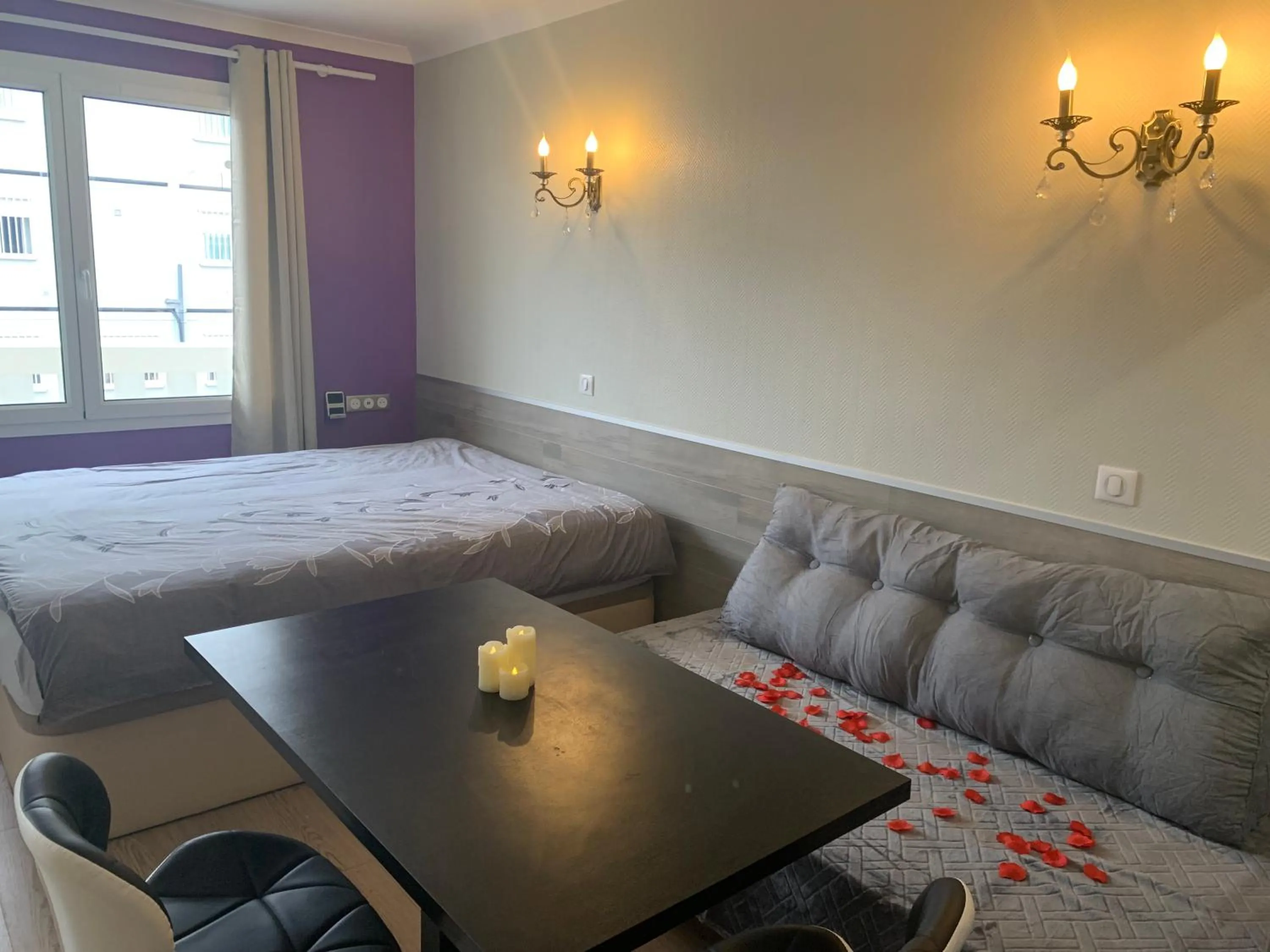 Photo of the whole room, Bed in ALTAMIRA (Paris Expo - Porte de Versailles)