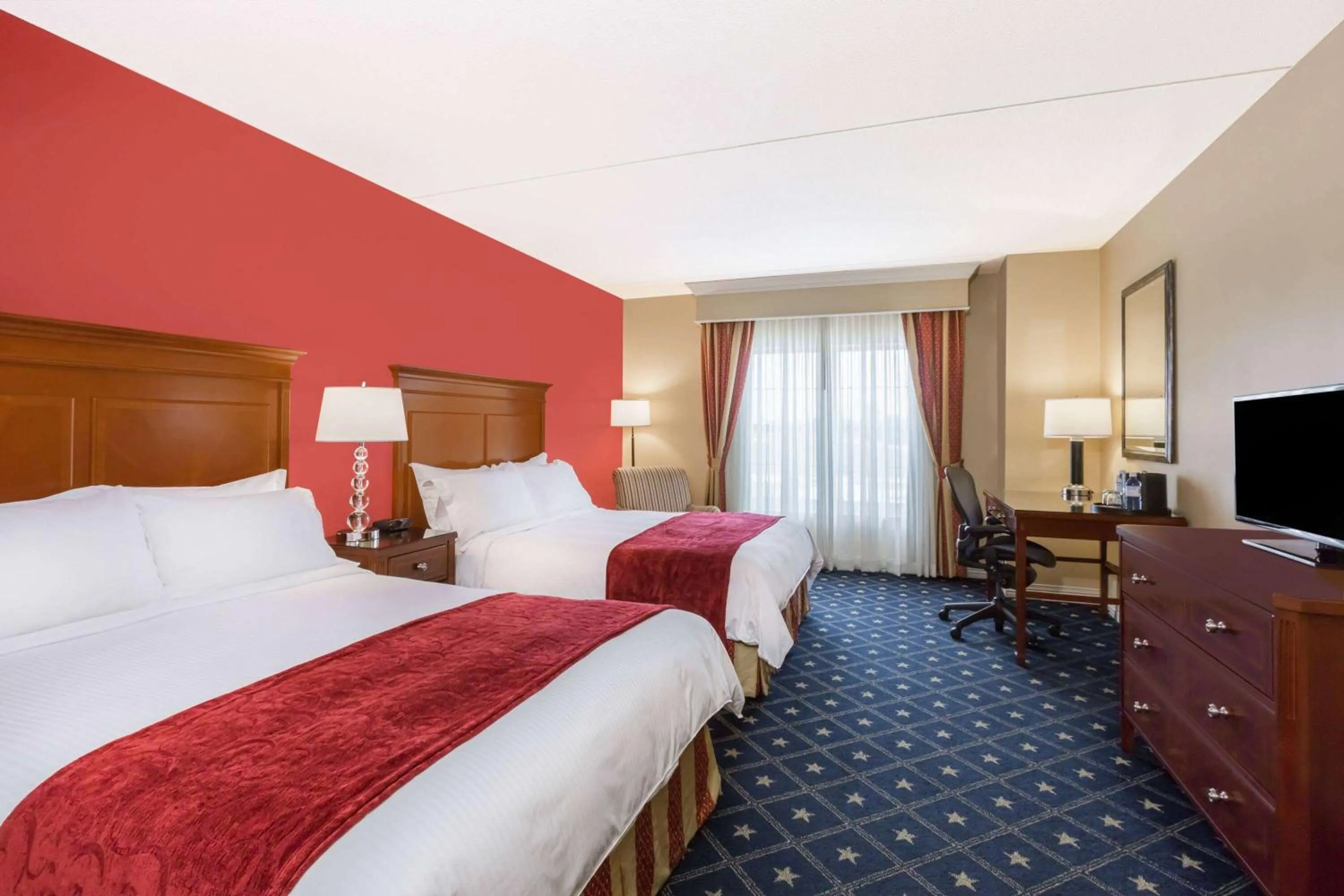 Photo of the whole room, Bed in Wyndham Gettysburg Hotel & Conference Center