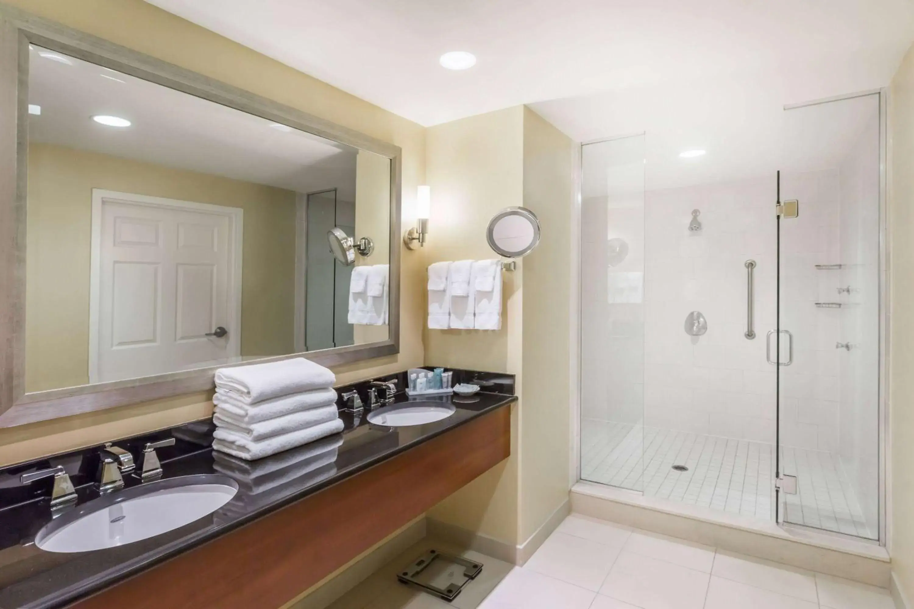 Photo of the whole room in Wyndham Gettysburg Hotel & Conference Center Photo of the whole room in Wyndham Gettysburg Hotel & Conference Center