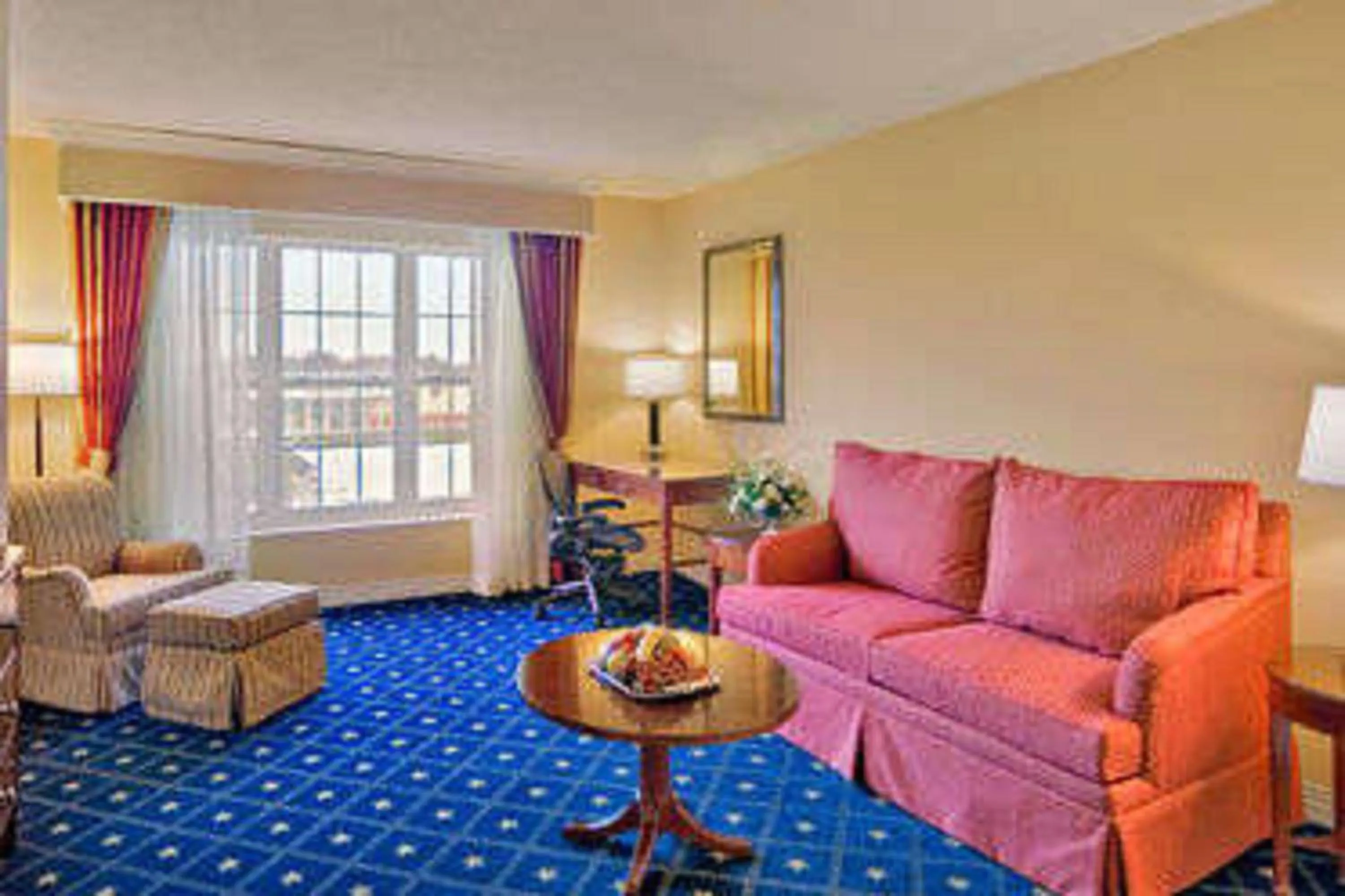 Living room in Wyndham Gettysburg Hotel & Conference Center