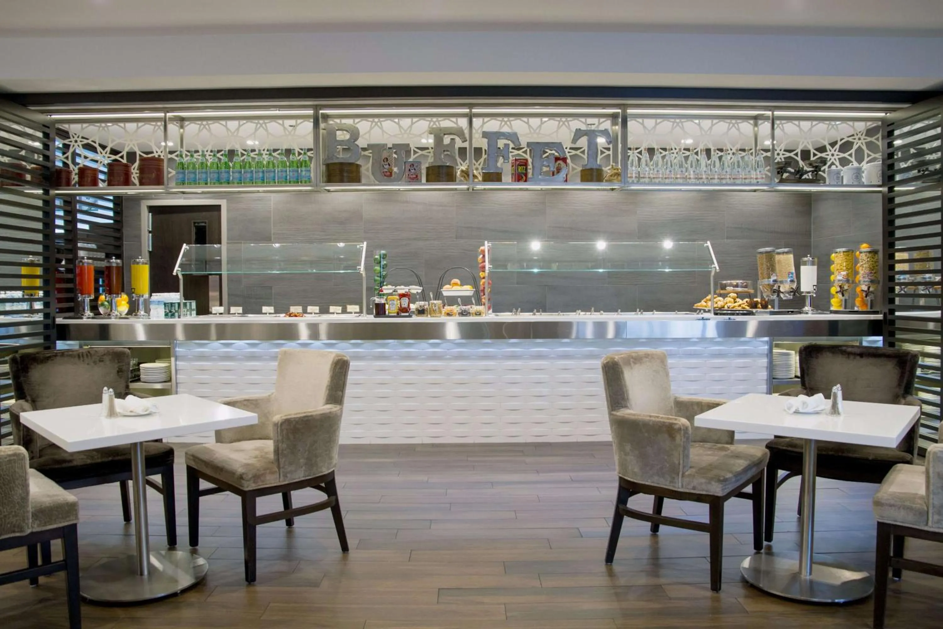 Restaurant/places to eat in Hilton Montreal/Laval