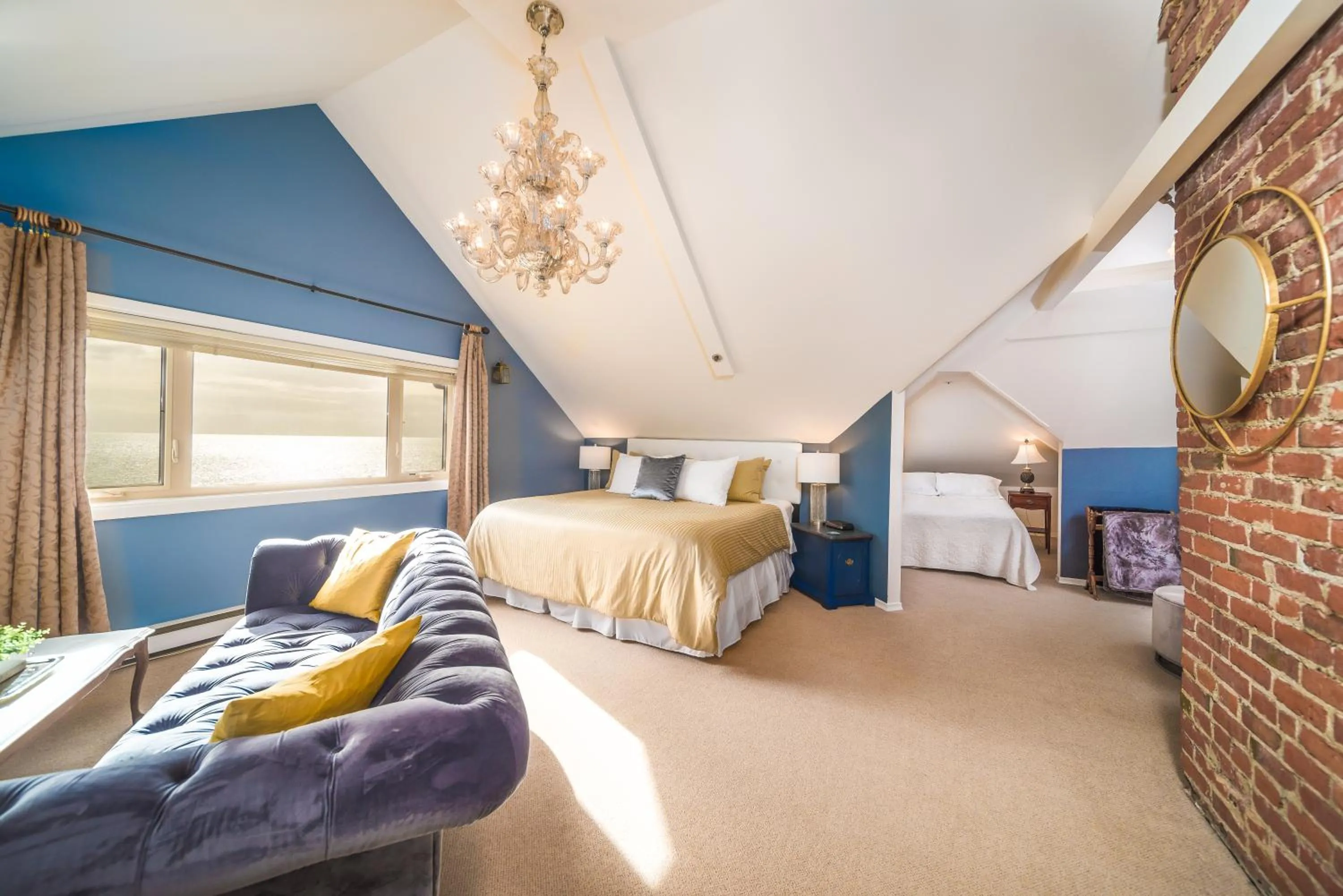 Bed in Dashwood Manor Seaside Bed & Breakfast