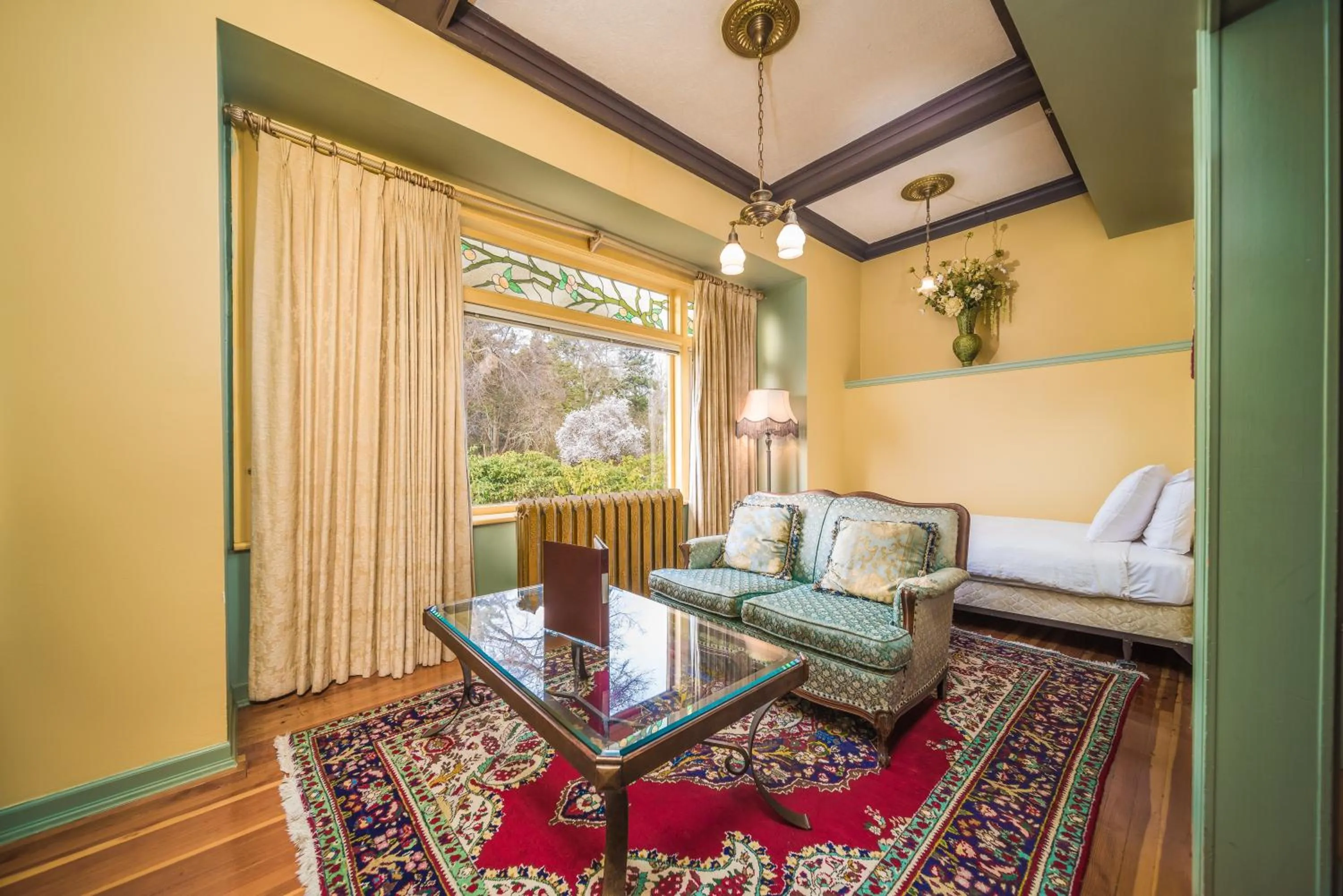 Bed in Dashwood Manor Seaside Bed & Breakfast