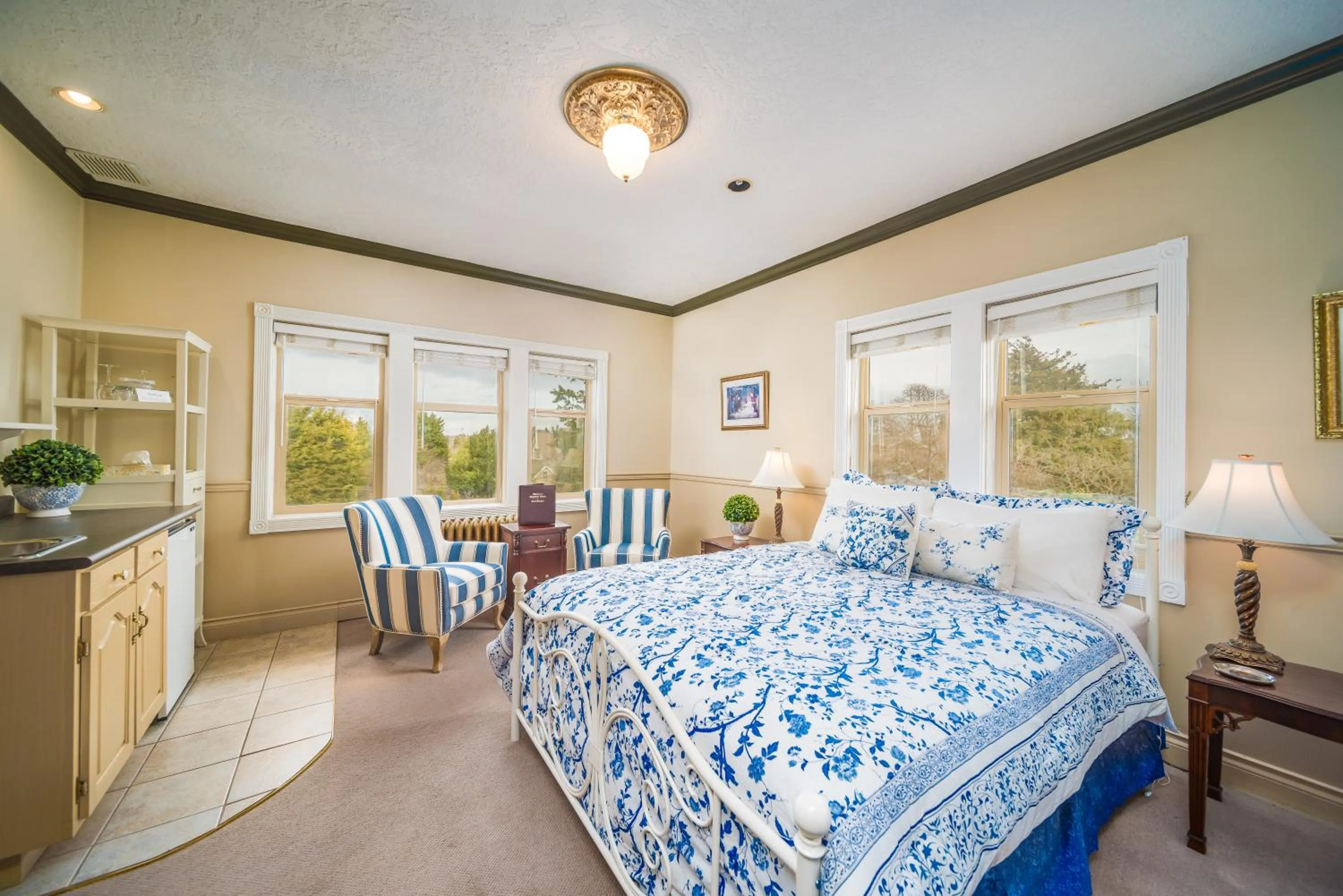 Bed in Dashwood Manor Seaside Bed & Breakfast