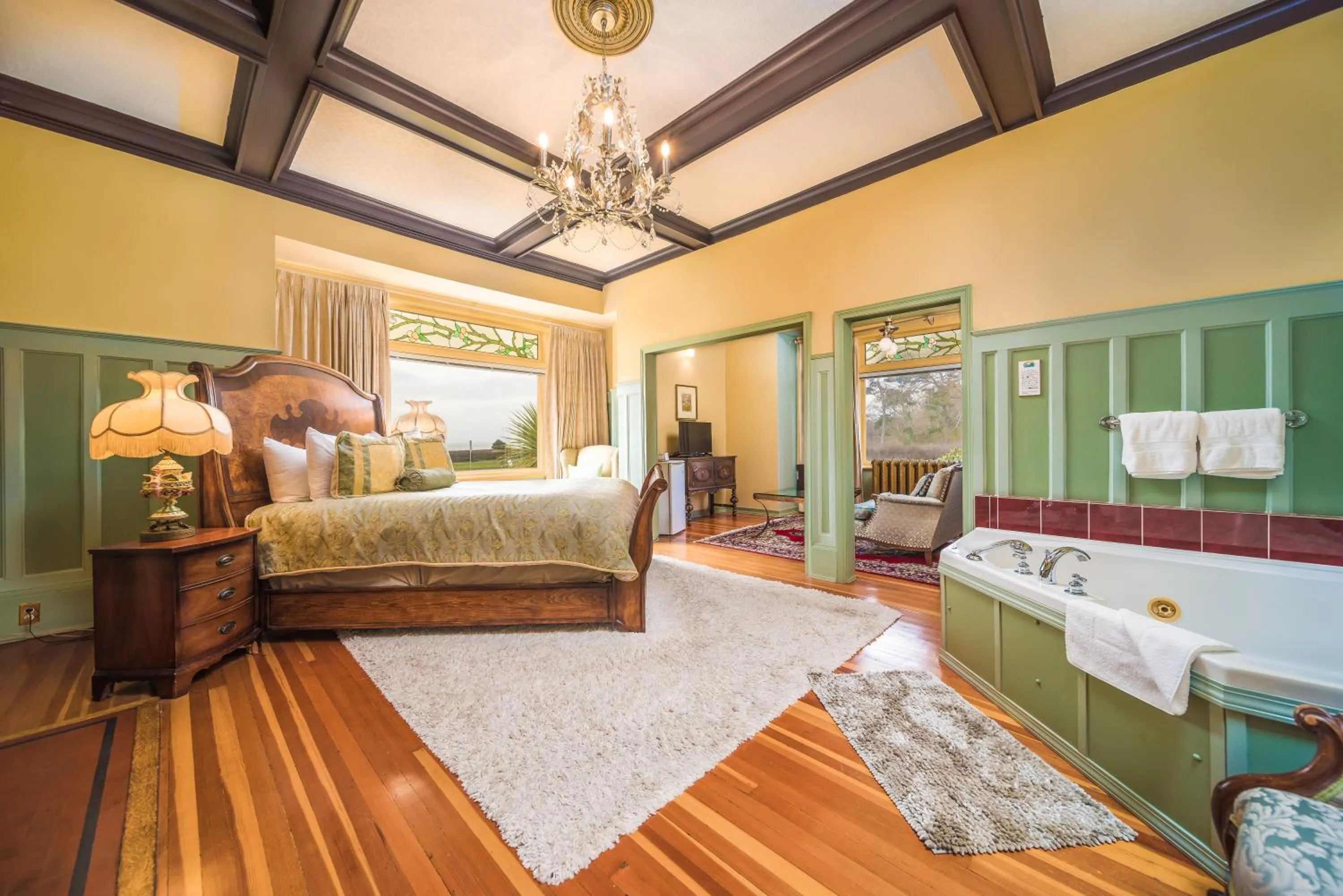 Bed in Dashwood Manor Seaside Bed & Breakfast