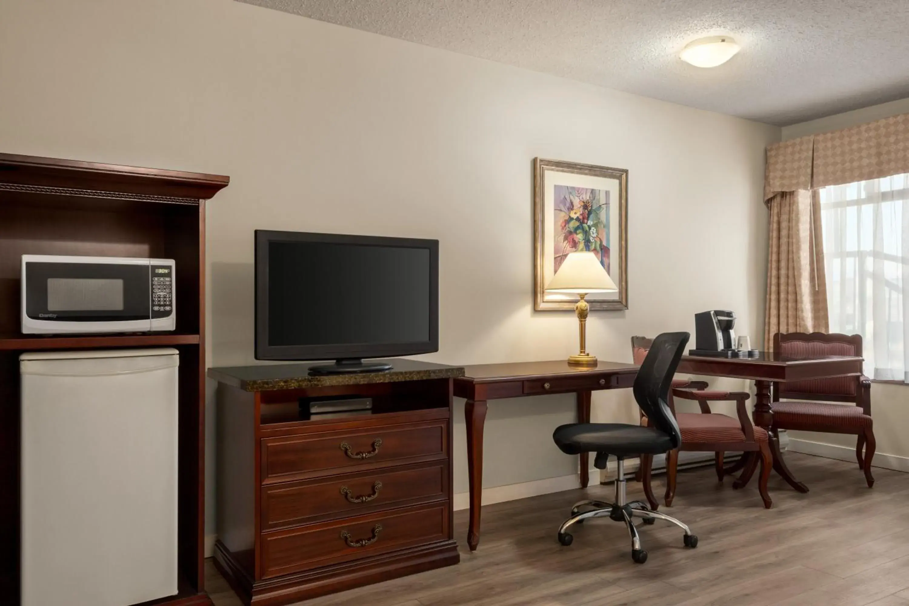 TV/Entertainment Center in Travelodge by Wyndham Abbotsford Bakerview