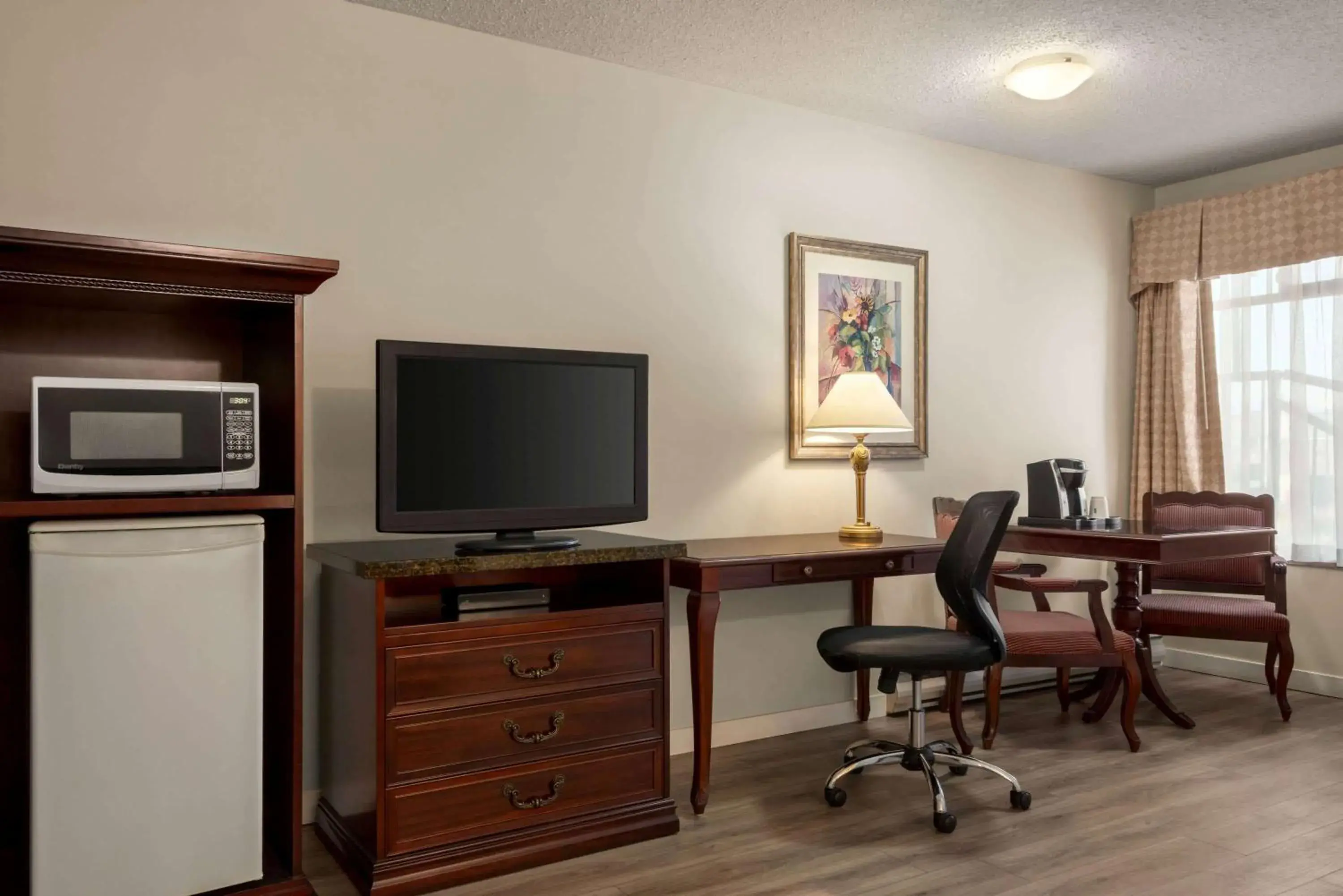 Photo of the whole room, TV/Entertainment Center in Travelodge by Wyndham Abbotsford Bakerview