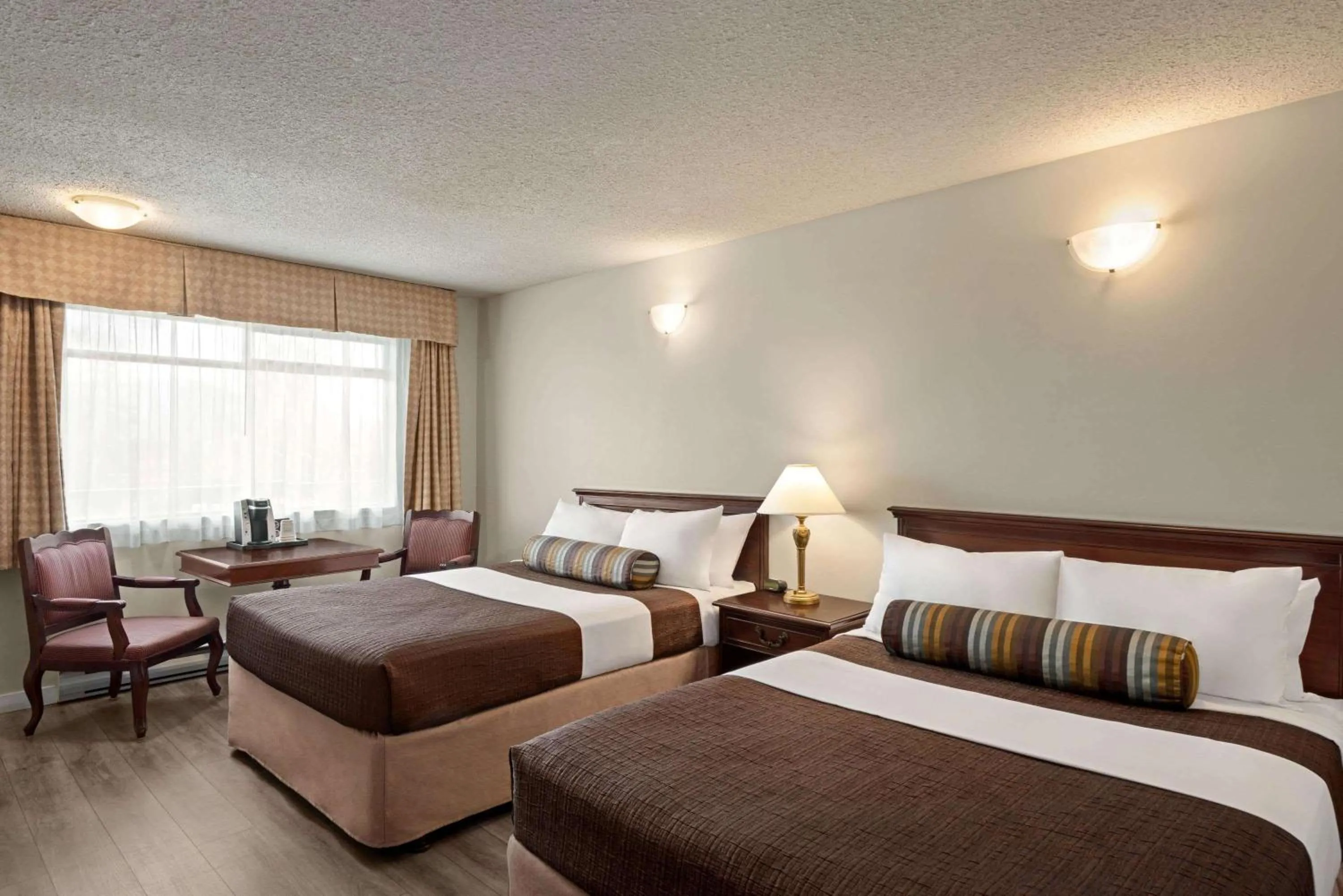 Photo of the whole room in Travelodge by Wyndham Abbotsford Bakerview