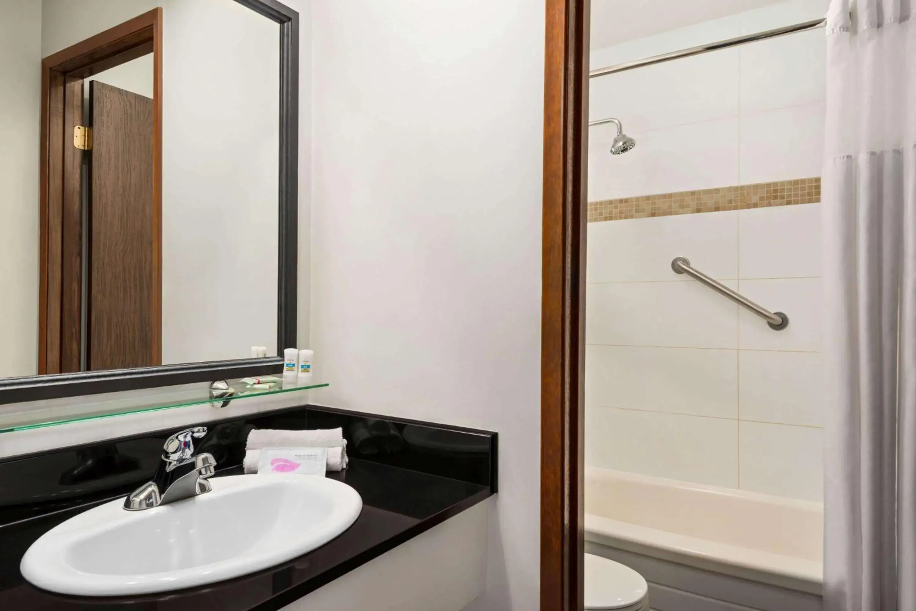 Photo of the whole room, Bathroom in Travelodge by Wyndham Abbotsford Bakerview