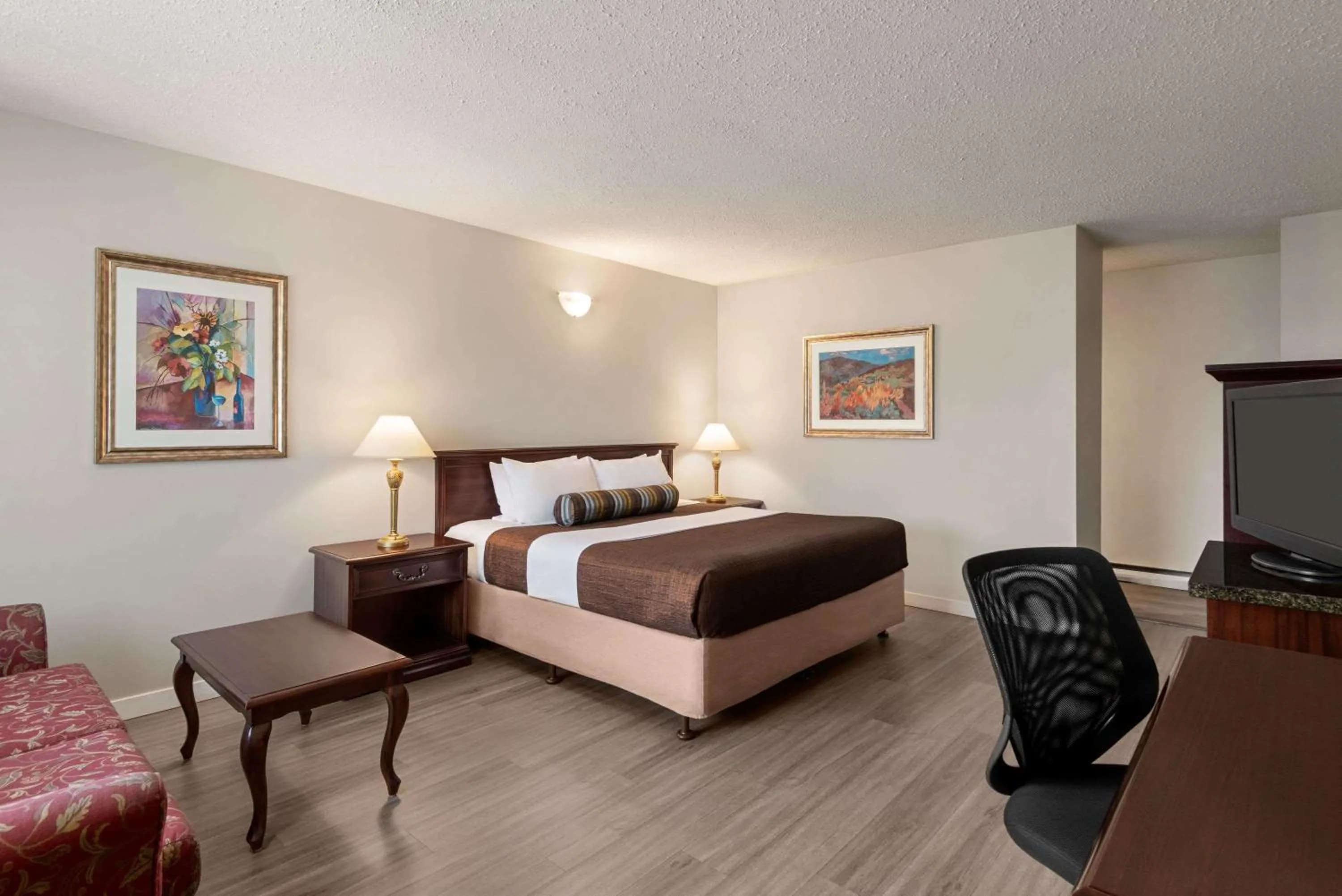 Photo of the whole room in Travelodge by Wyndham Abbotsford Bakerview