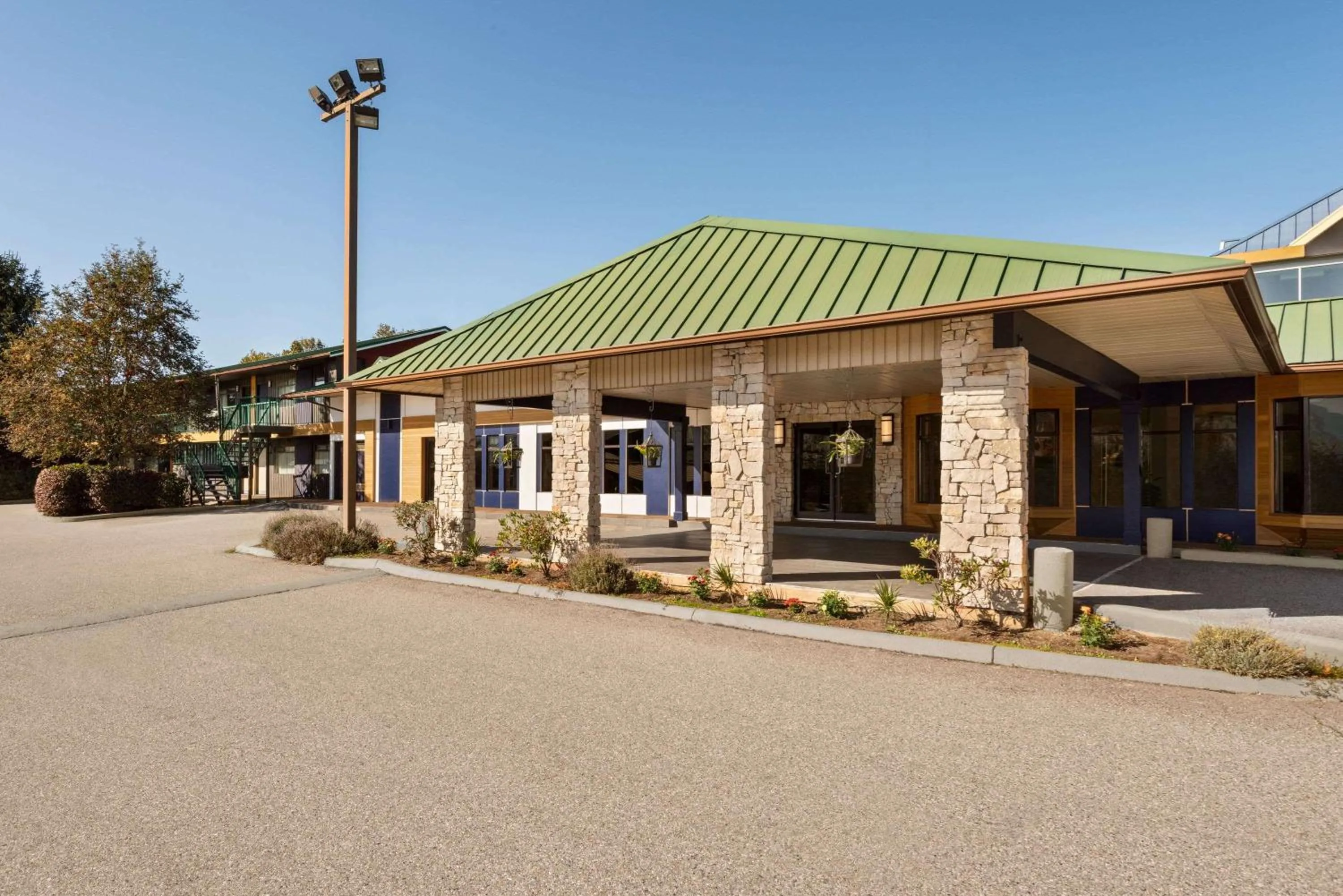 Property Building in Travelodge by Wyndham Abbotsford Bakerview