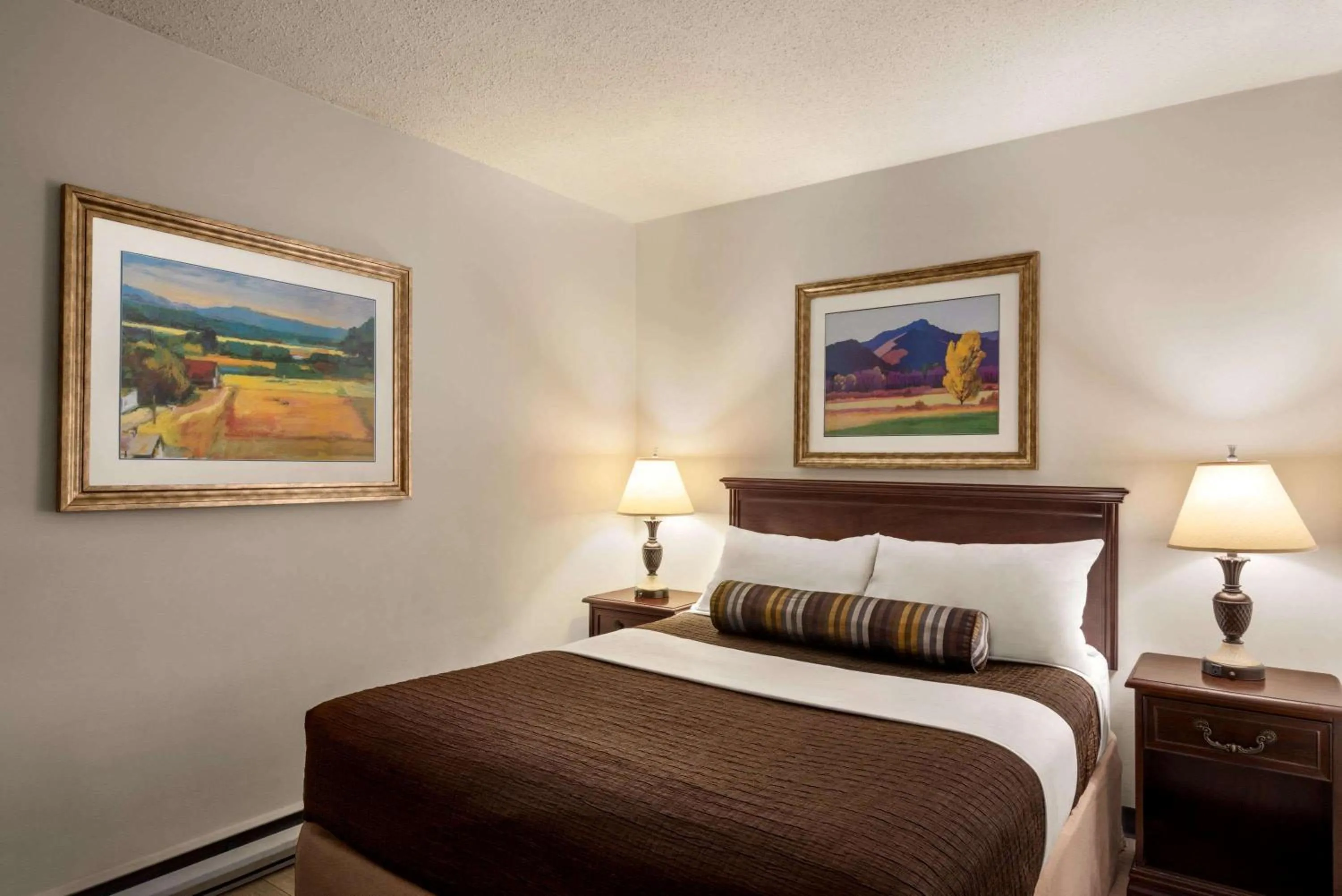 Photo of the whole room in Travelodge by Wyndham Abbotsford Bakerview