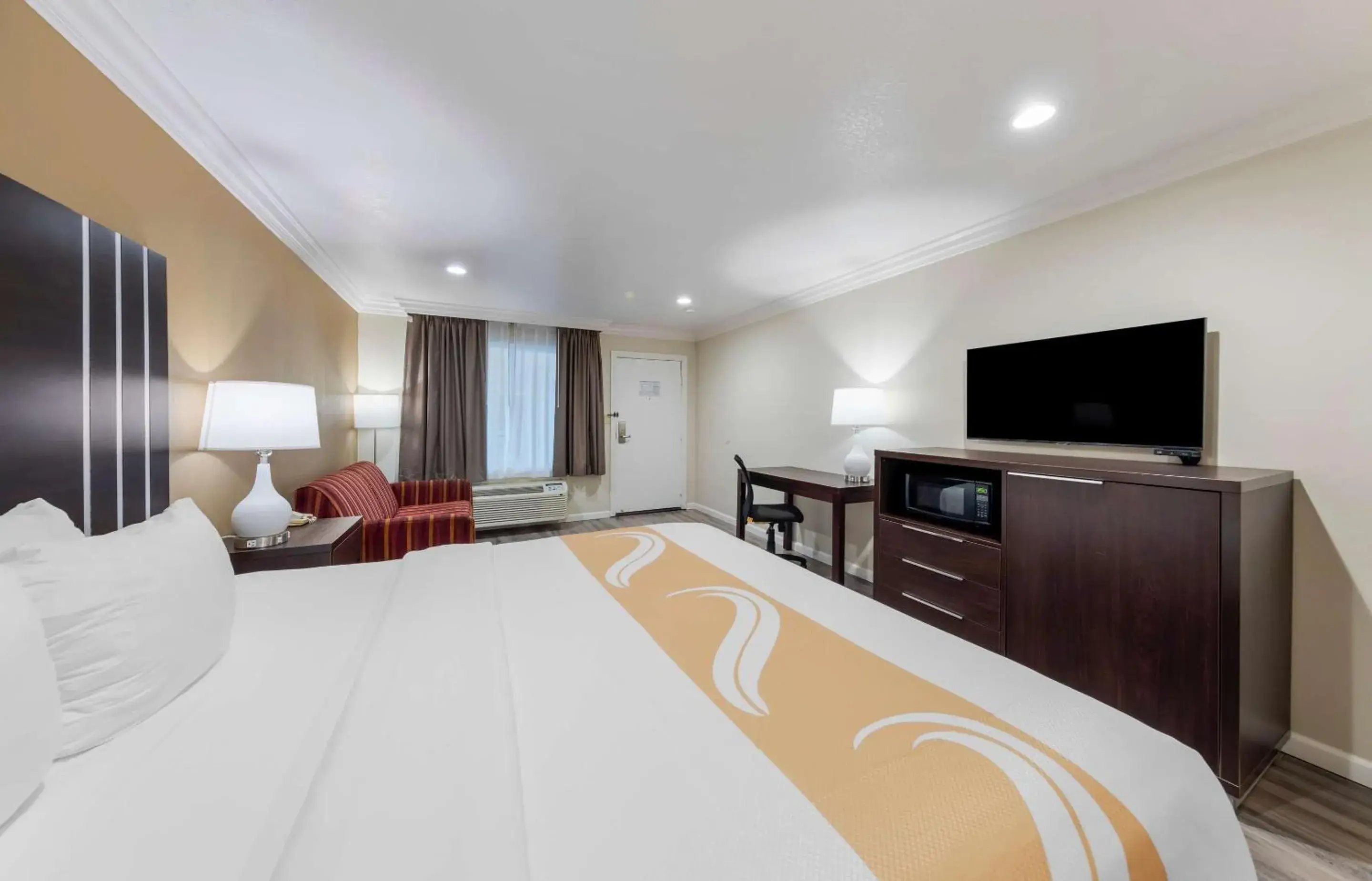 Bedroom, Bed in Quality Inn Long Beach - Signal Hill Bedroom, Bed in Quality Inn Long Beach - Signal Hill