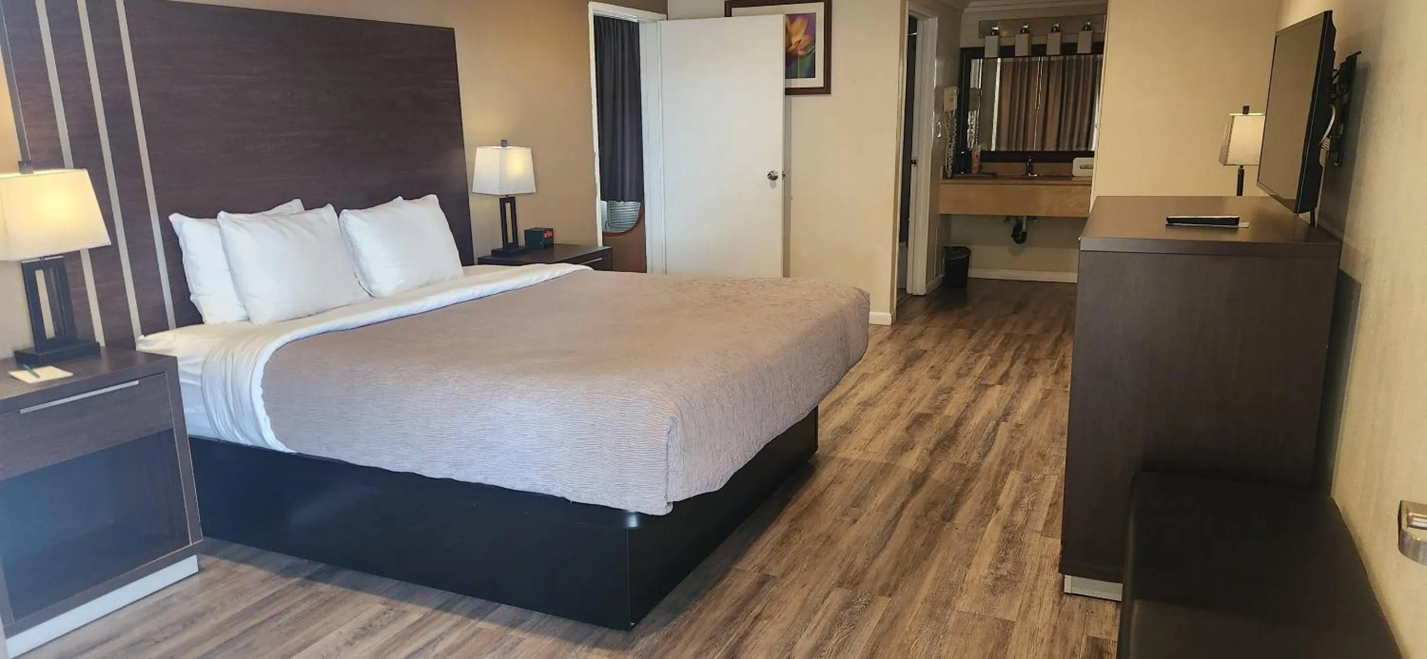 Bedroom, Bed in Quality Inn Long Beach - Signal Hill