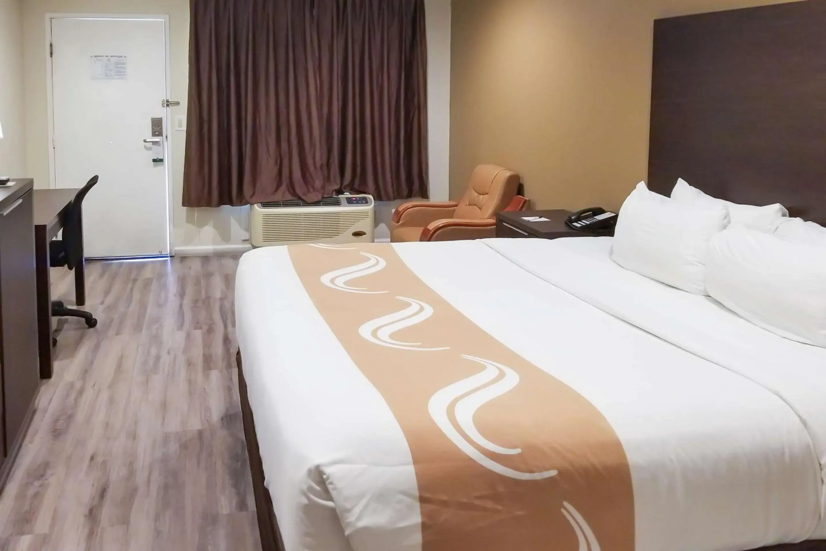 Bedroom, Bed in Quality Inn Long Beach - Signal Hill Bedroom, Bed in Quality Inn Long Beach - Signal Hill