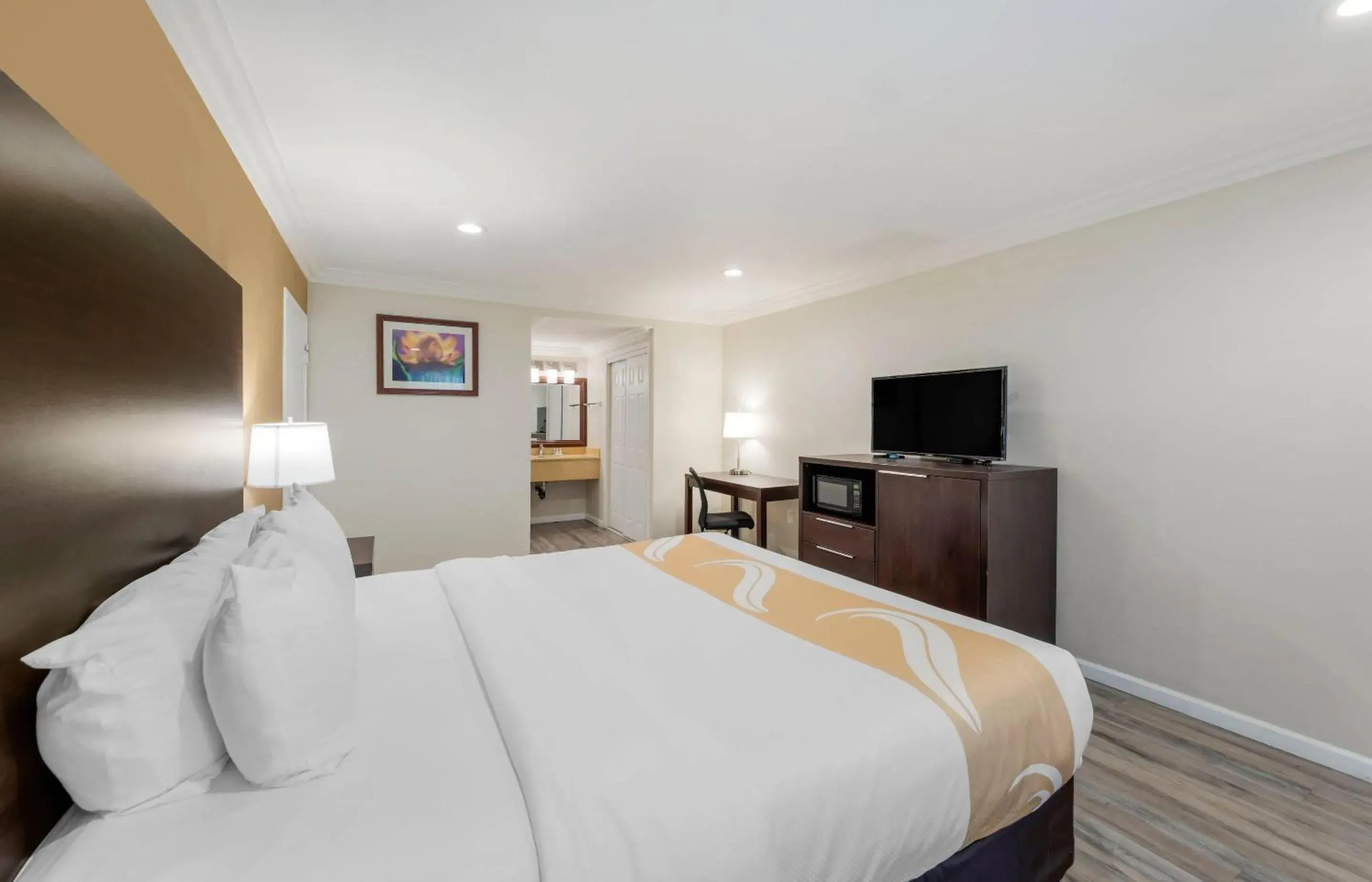 Bedroom, Bed in Quality Inn Long Beach - Signal Hill Bedroom, Bed in Quality Inn Long Beach - Signal Hill