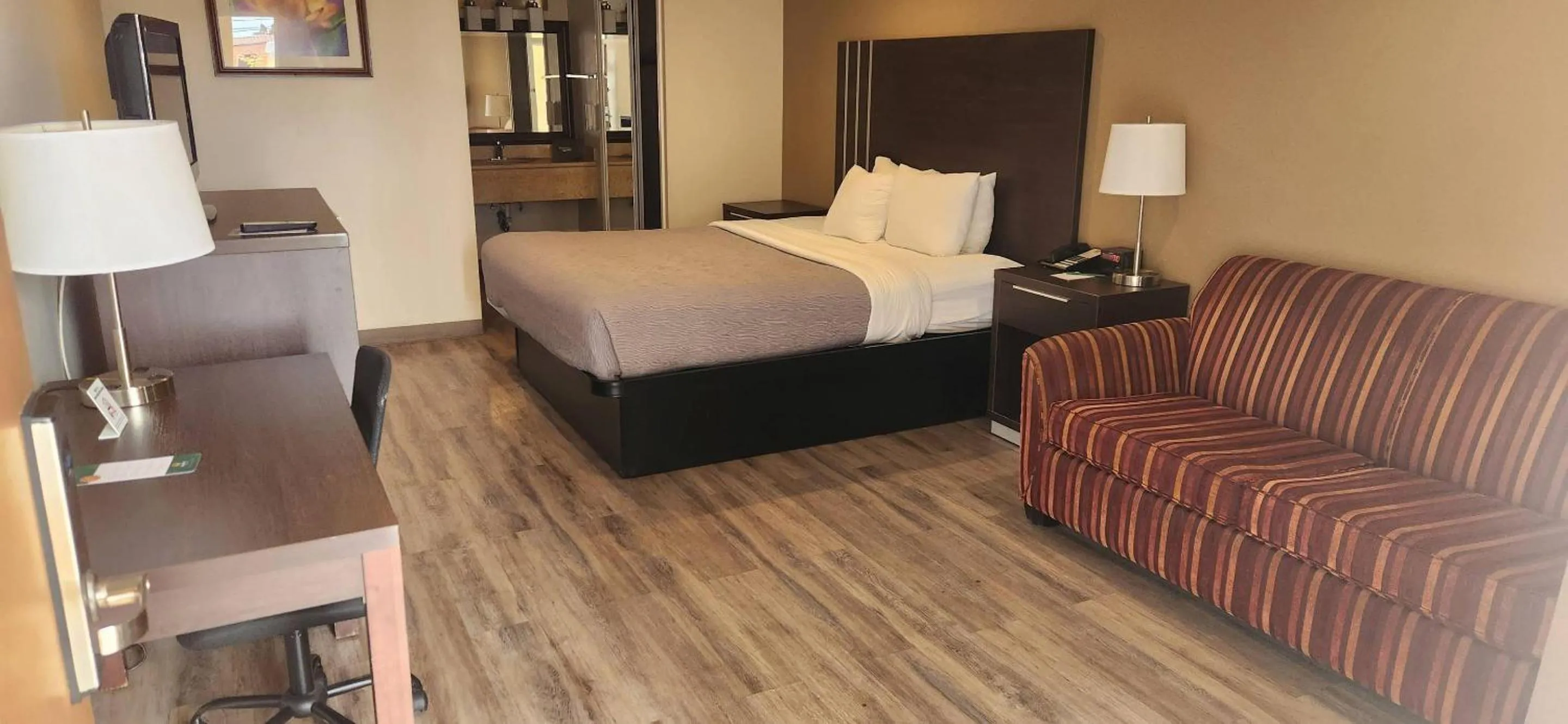 Bedroom, Bed in Quality Inn Long Beach - Signal Hill