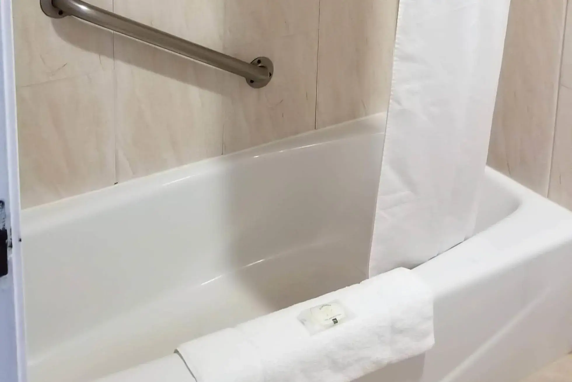 Bedroom in Quality Inn Long Beach - Signal Hill Bedroom in Quality Inn Long Beach - Signal Hill