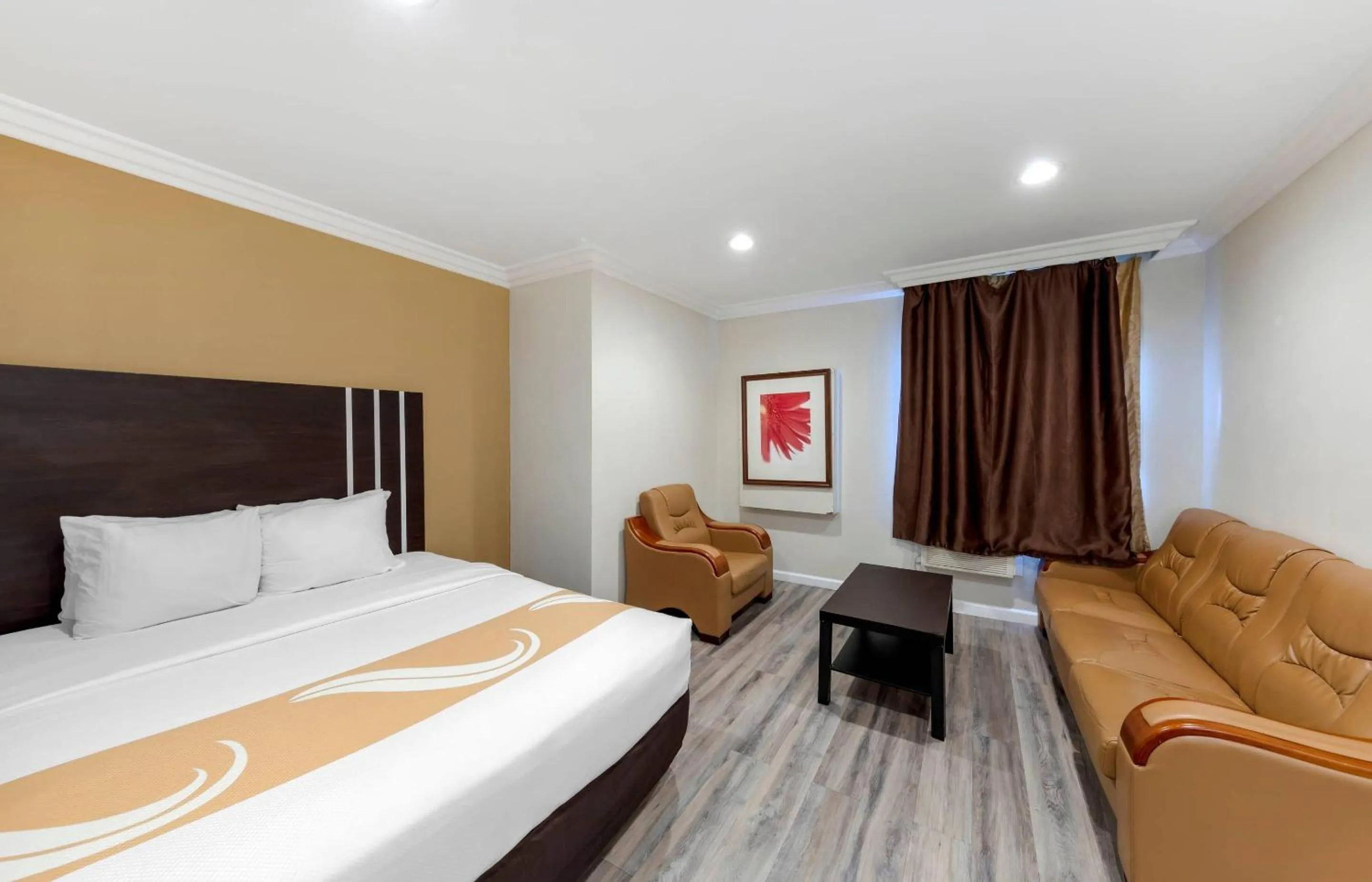 Bedroom, Bed in Quality Inn Long Beach - Signal Hill