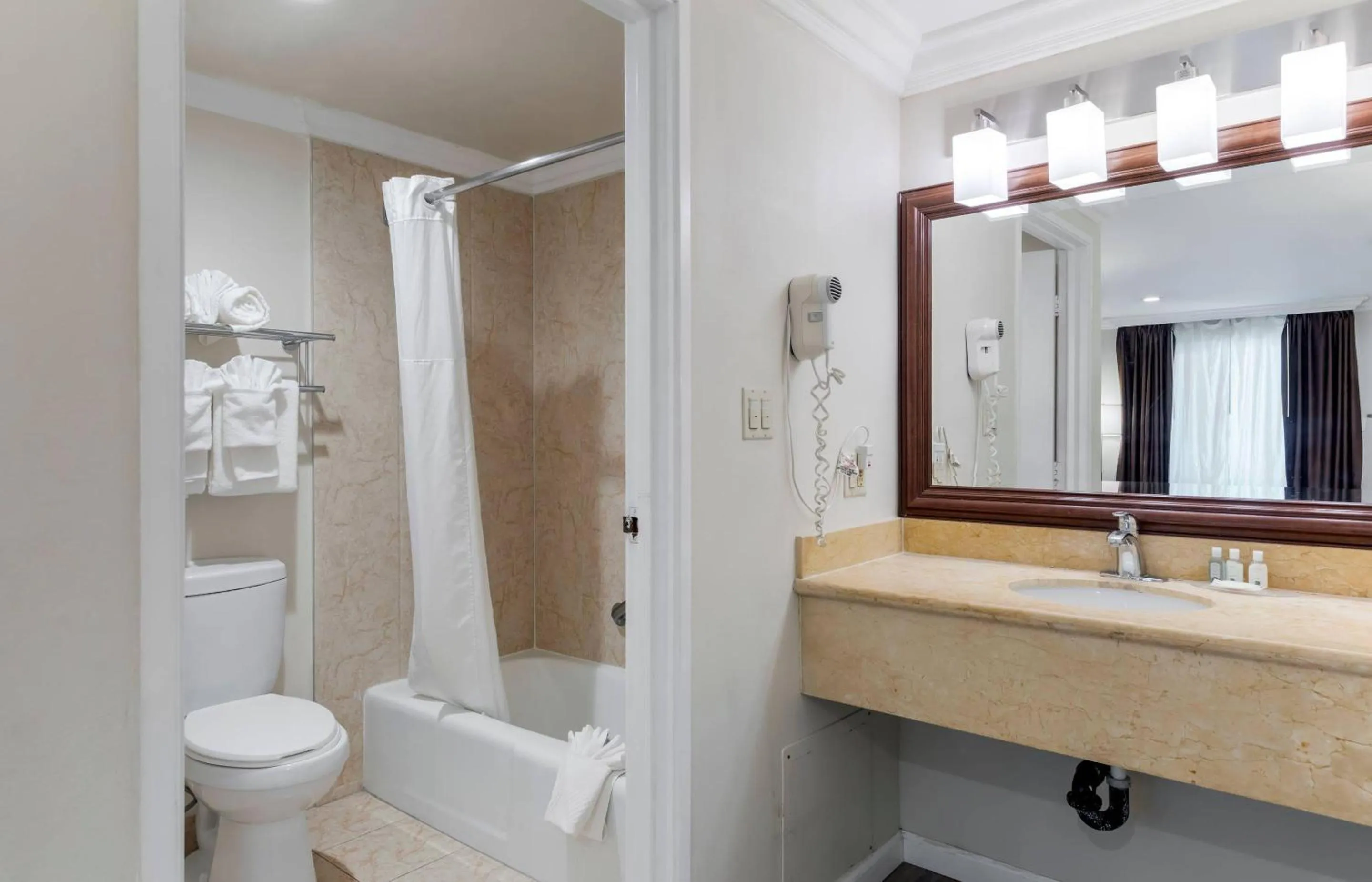 Bedroom in Quality Inn Long Beach - Signal Hill