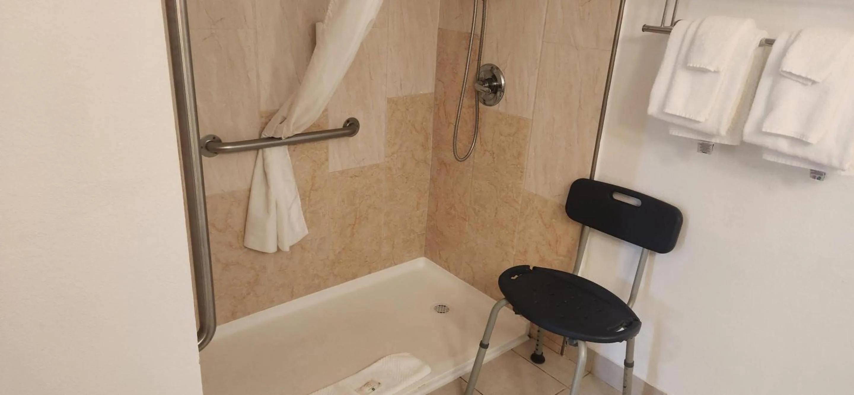 Bedroom in Quality Inn Long Beach - Signal Hill