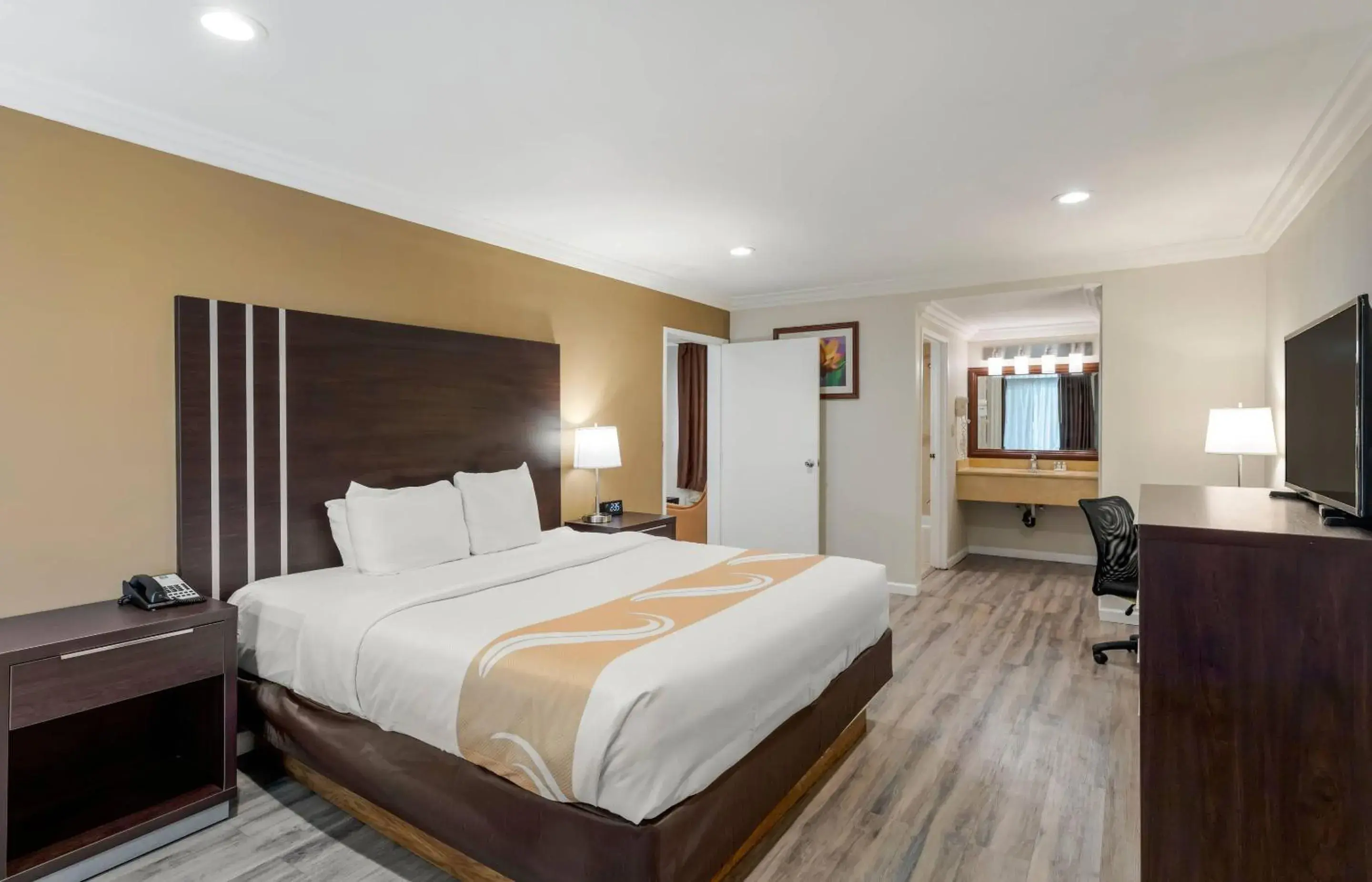 Bedroom, Bed in Quality Inn Long Beach - Signal Hill Bedroom, Bed in Quality Inn Long Beach - Signal Hill