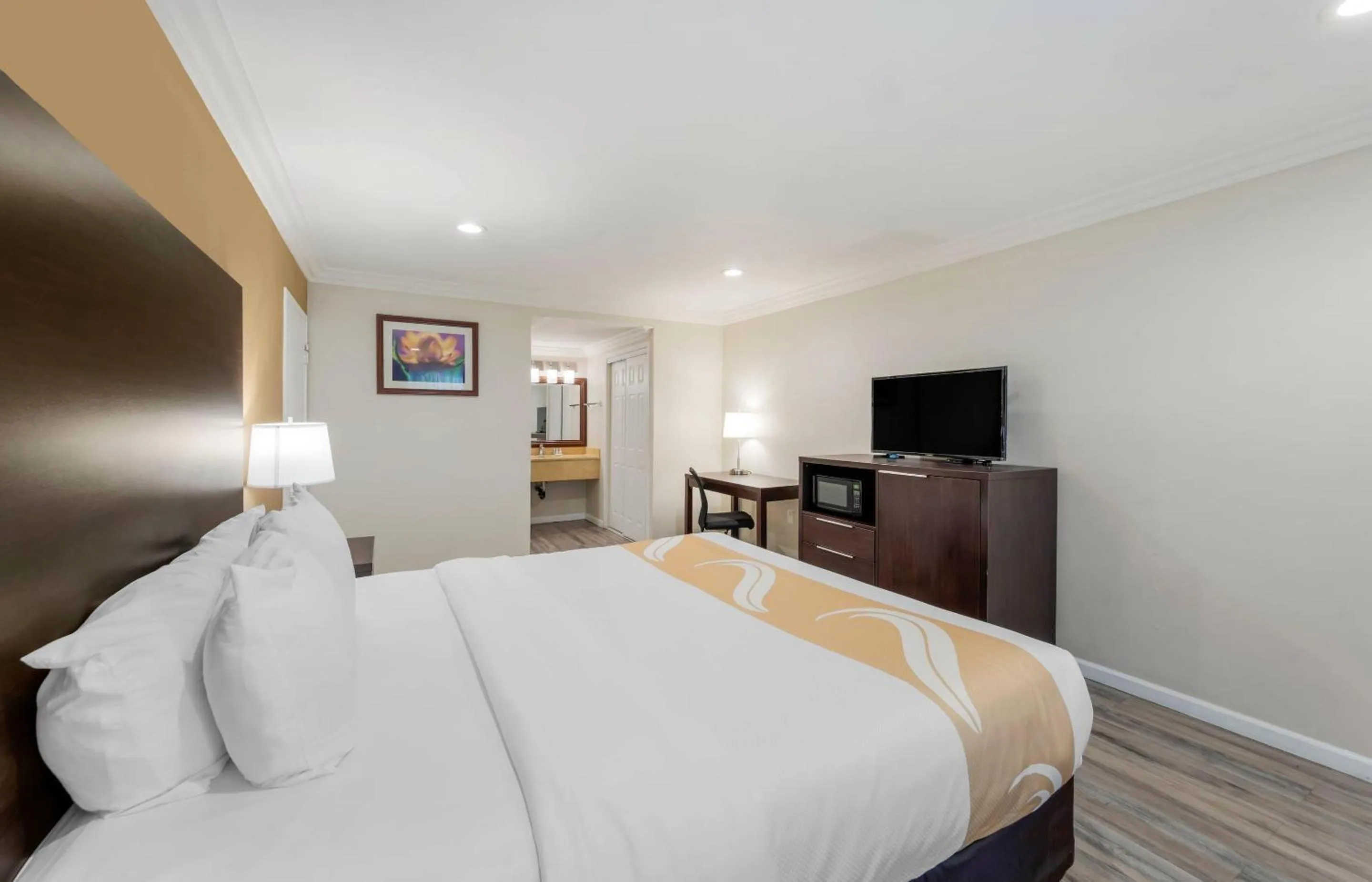 Bedroom, Bed in Quality Inn Long Beach - Signal Hill