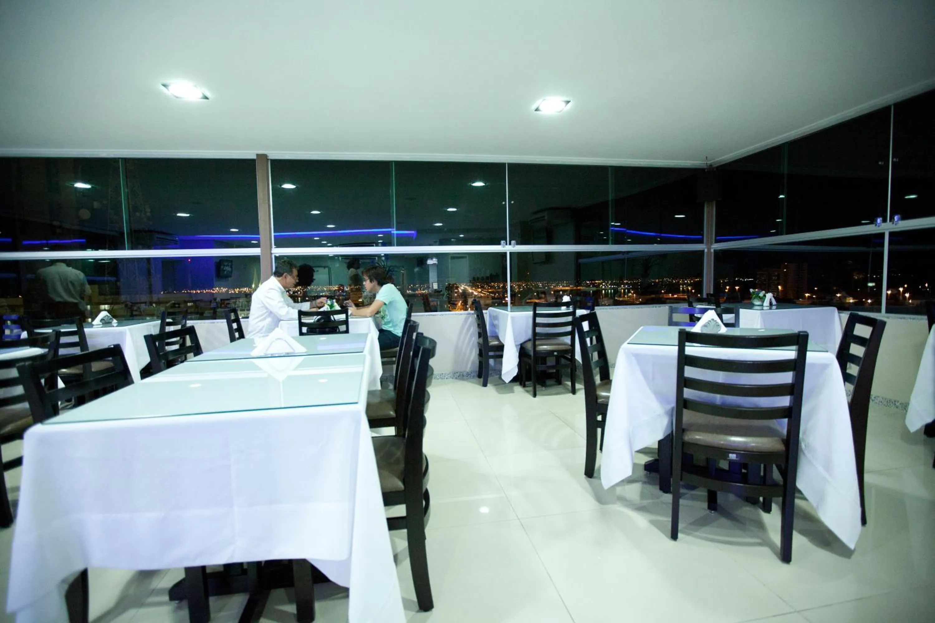 Restaurant/places to eat in JB Hotel