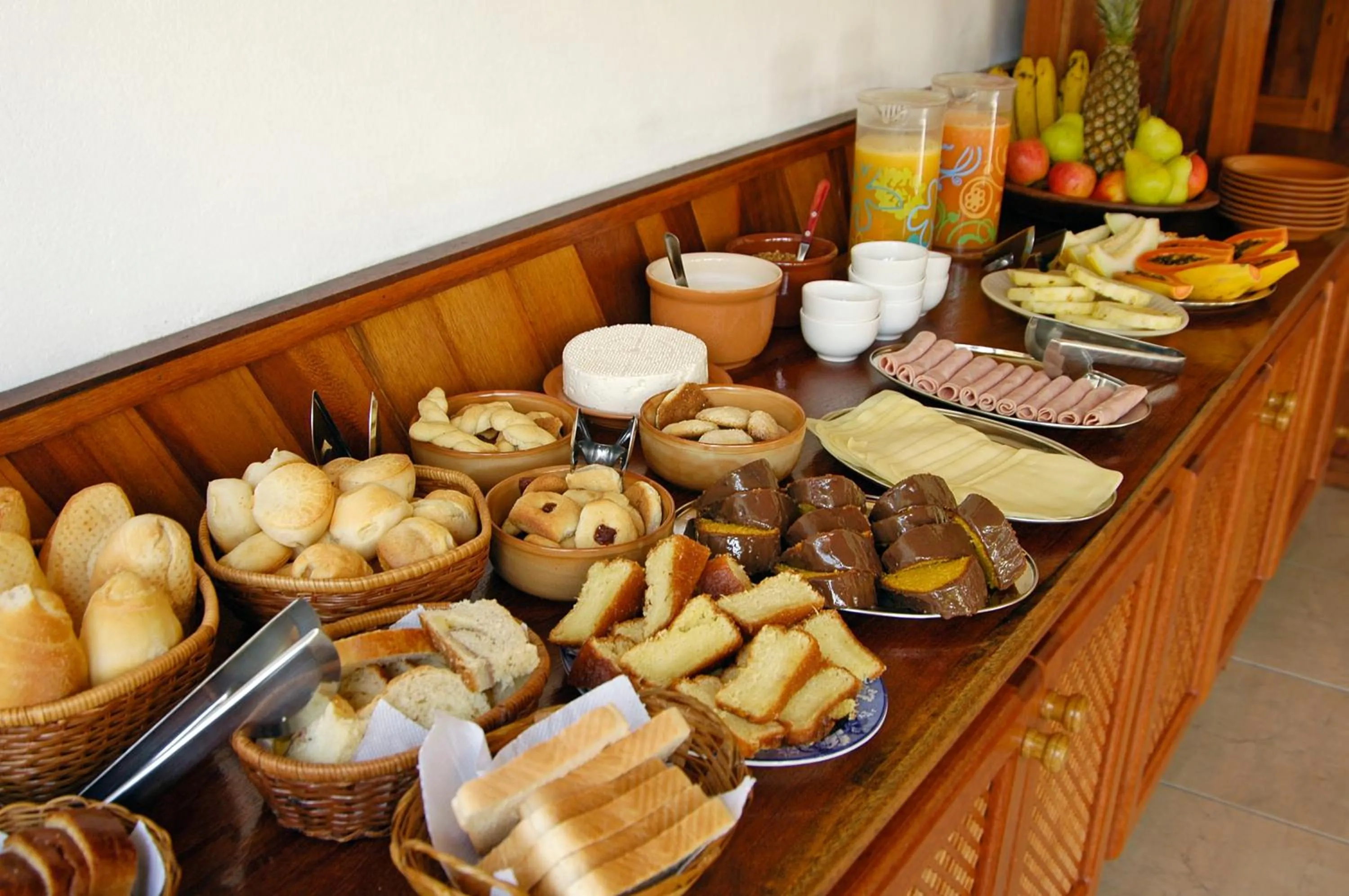 Buffet breakfast in Pousada do Mirante