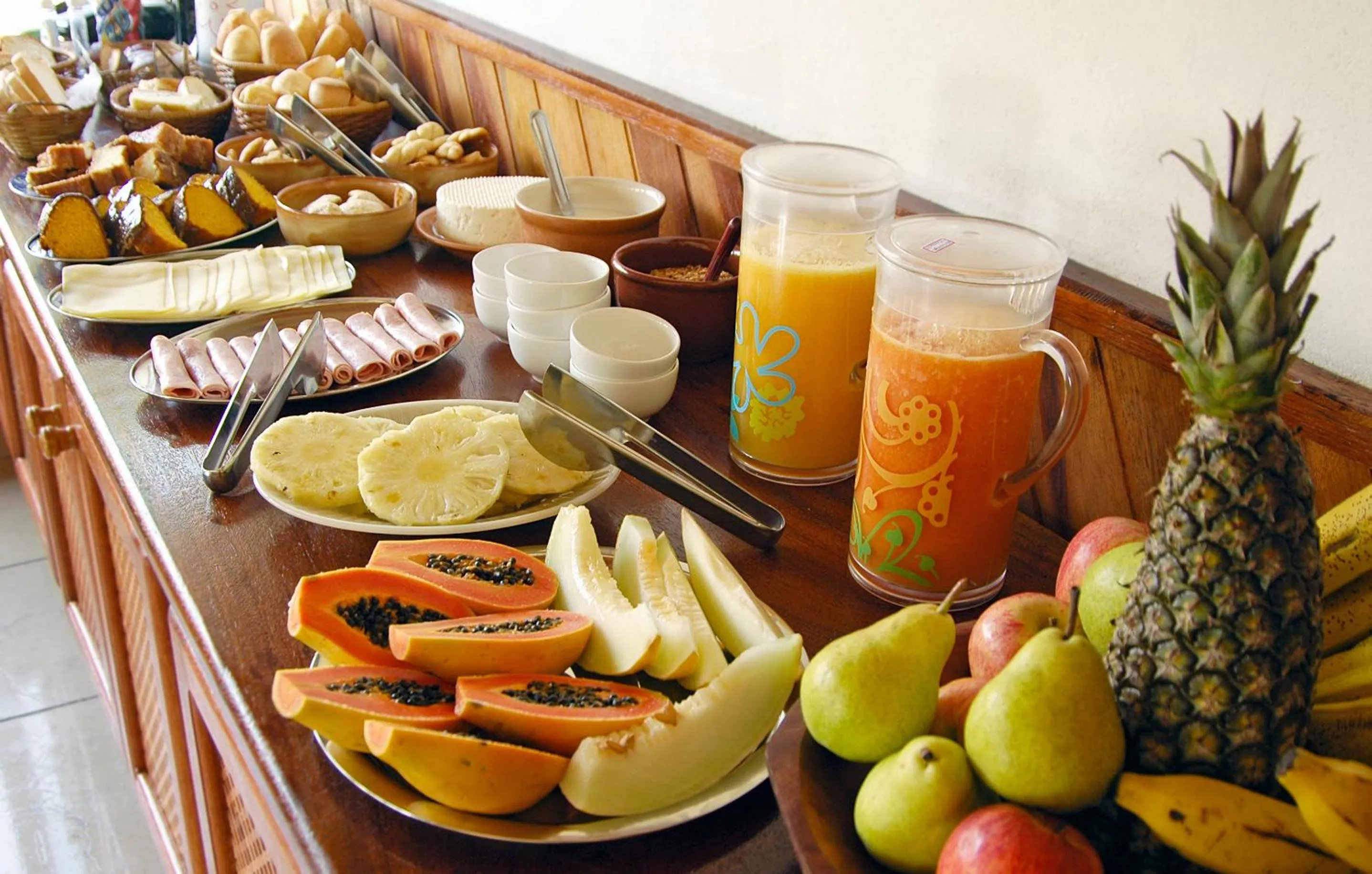 Buffet breakfast in Pousada do Mirante