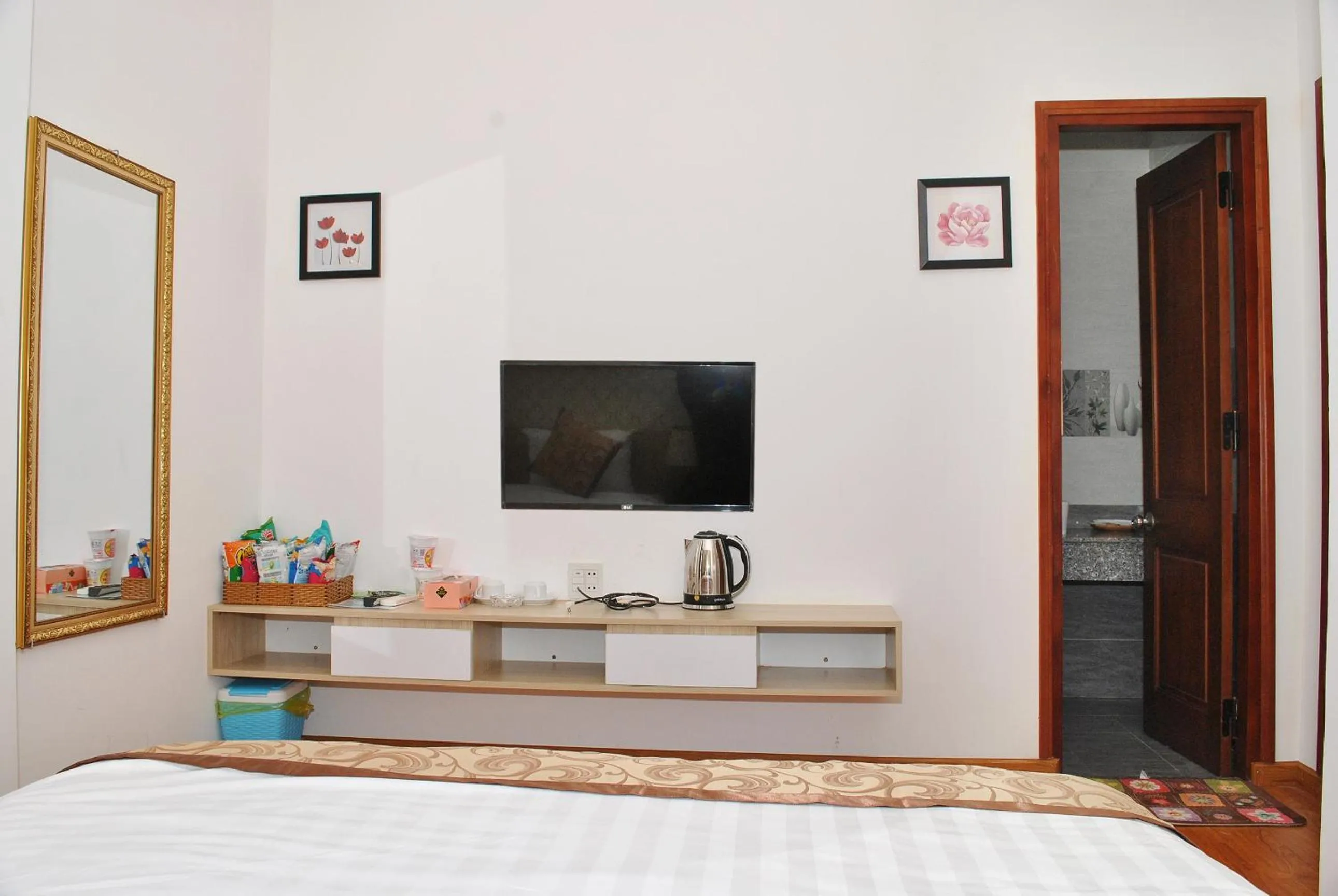 Bed in Phi Long Hotel