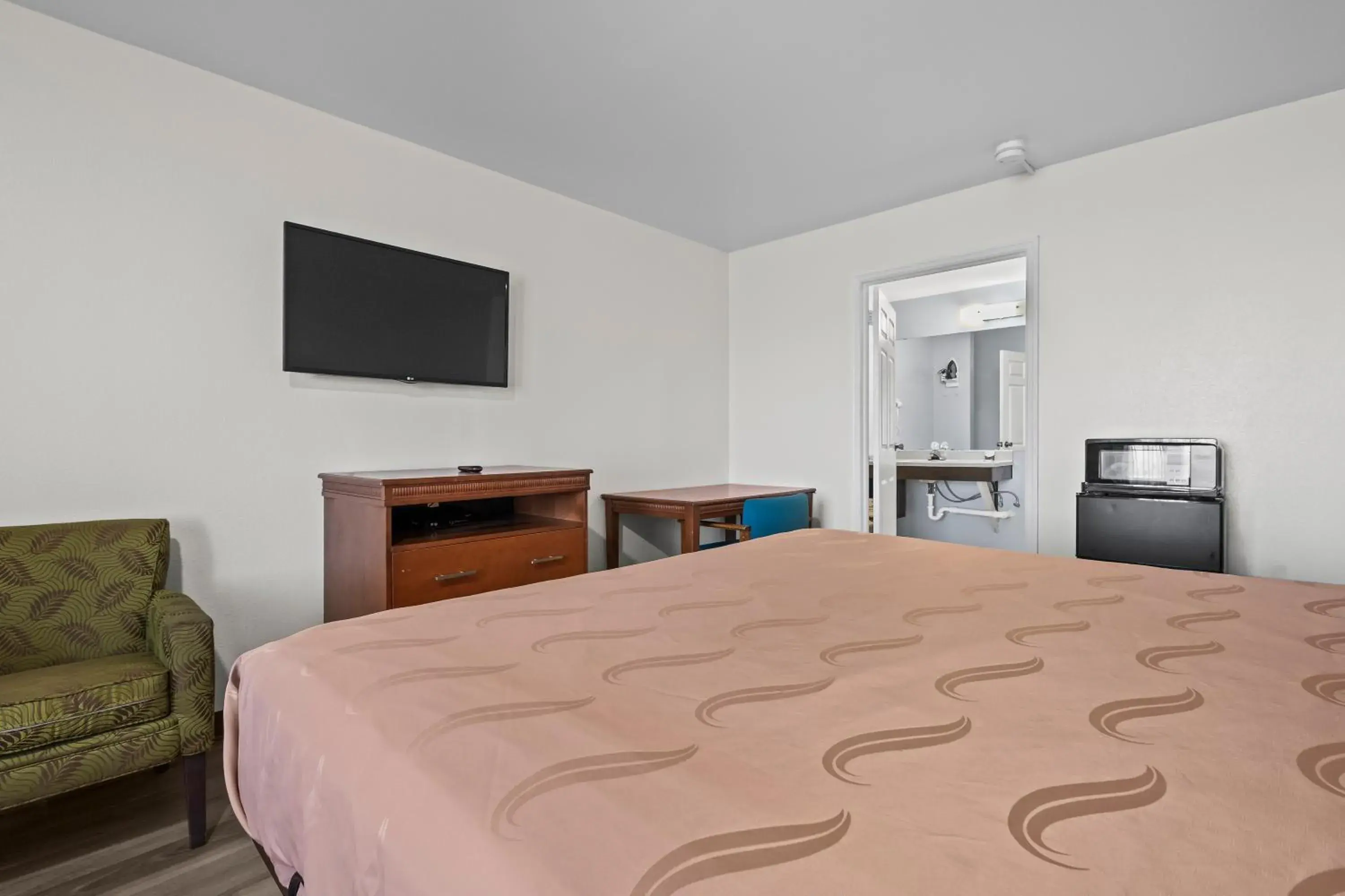 Bedroom, Bed in Capital O First Heritage Inn Rantoul IL I 57 Bedroom, Bed in Capital O First Heritage Inn Rantoul IL I 57