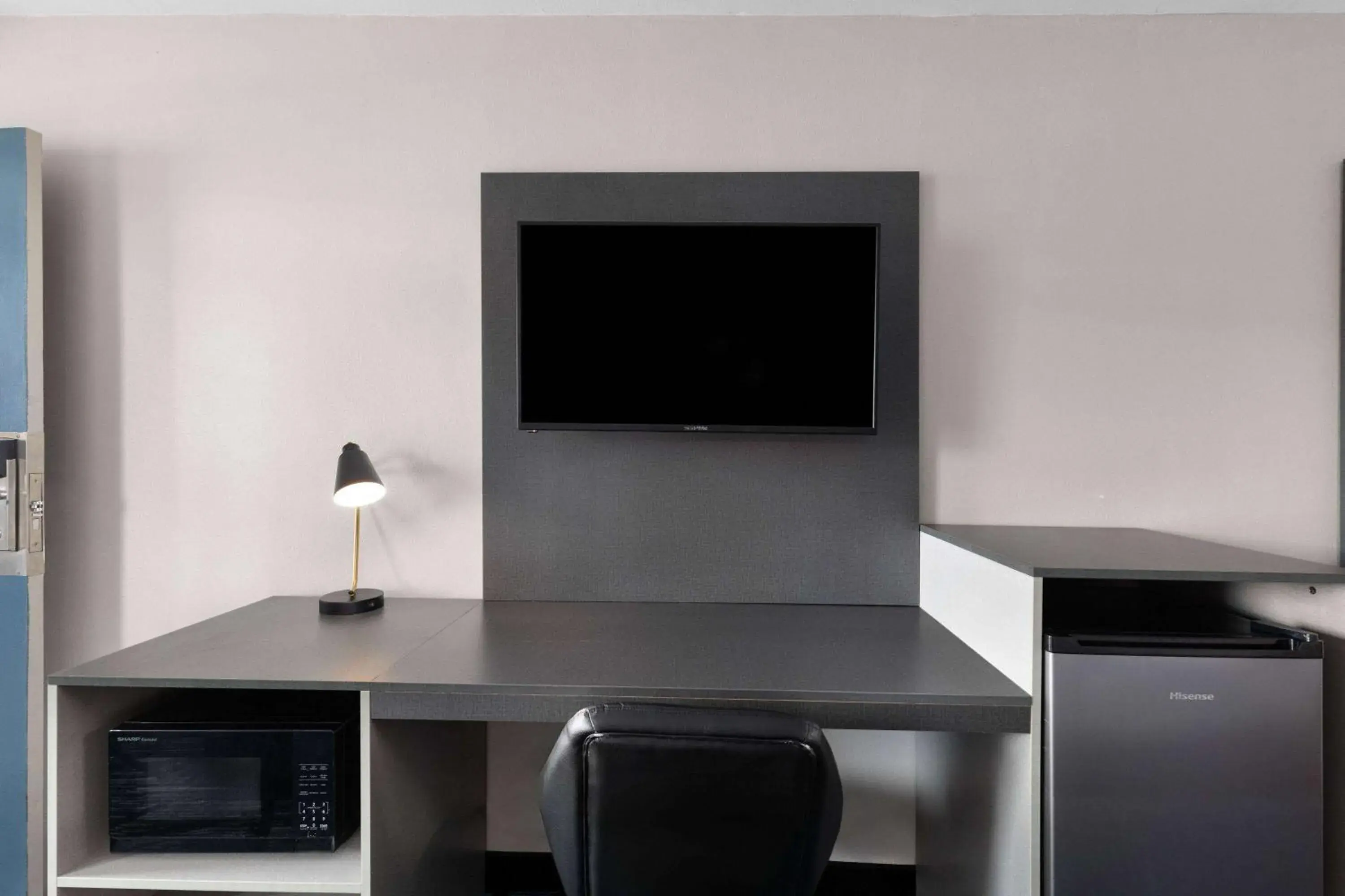 Photo of the whole room in Baymont by Wyndham Dothan Photo of the whole room in Baymont by Wyndham Dothan