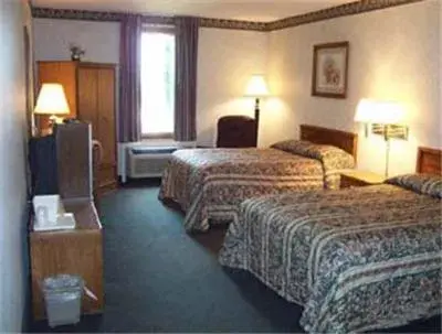 Queen Room with Two Queen Beds - Non-Smoking in State Line Inn Queen Room with Two Queen Beds - Non-Smoking in State Line Inn
