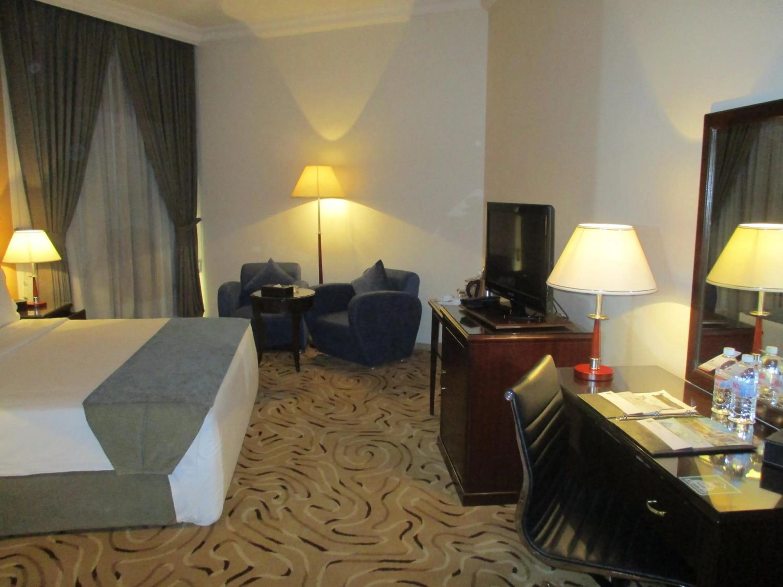 Bedroom, Bed in Executives Hotel - Azizia