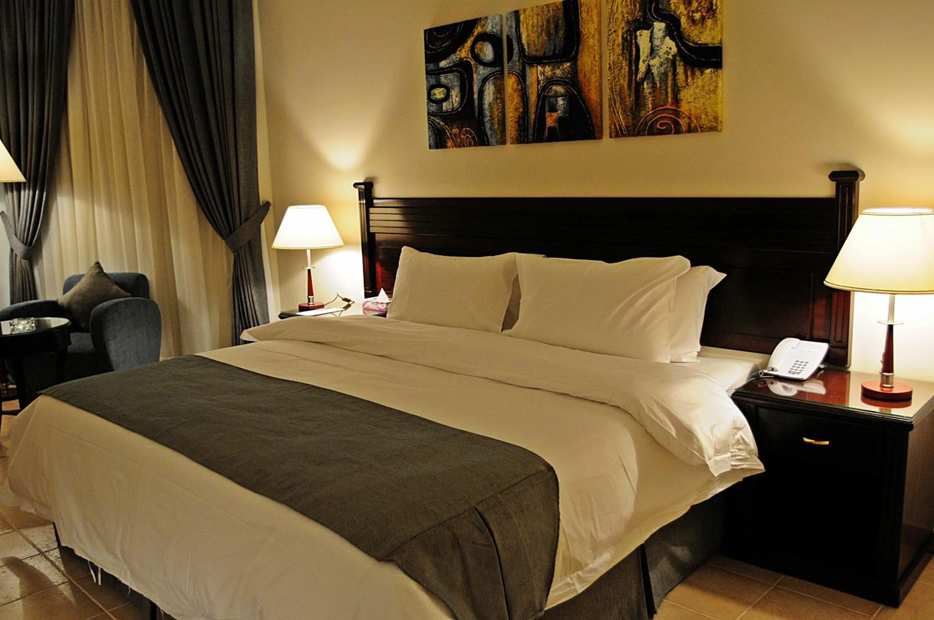Bedroom, Bed in Executives Hotel - Azizia