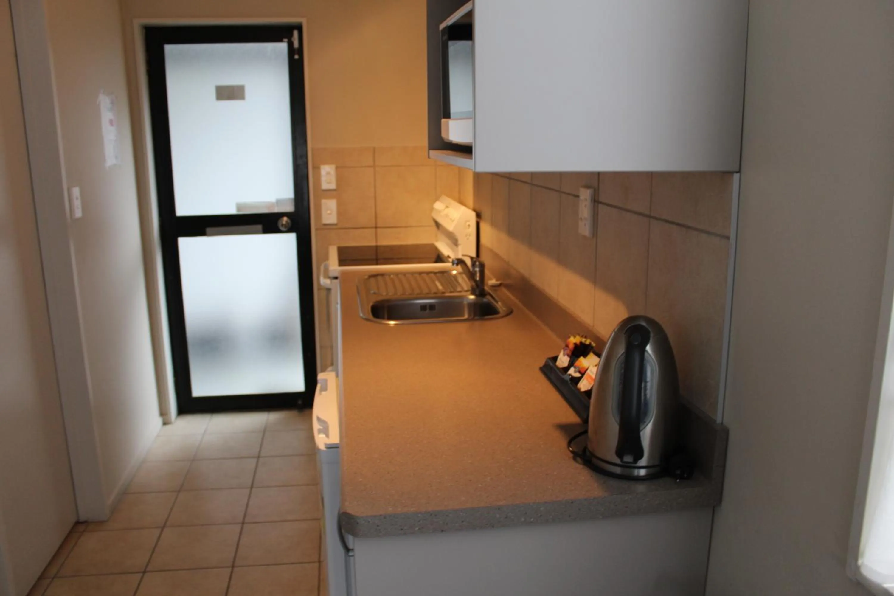 Kitchen or kitchenette in Devonwood Motel