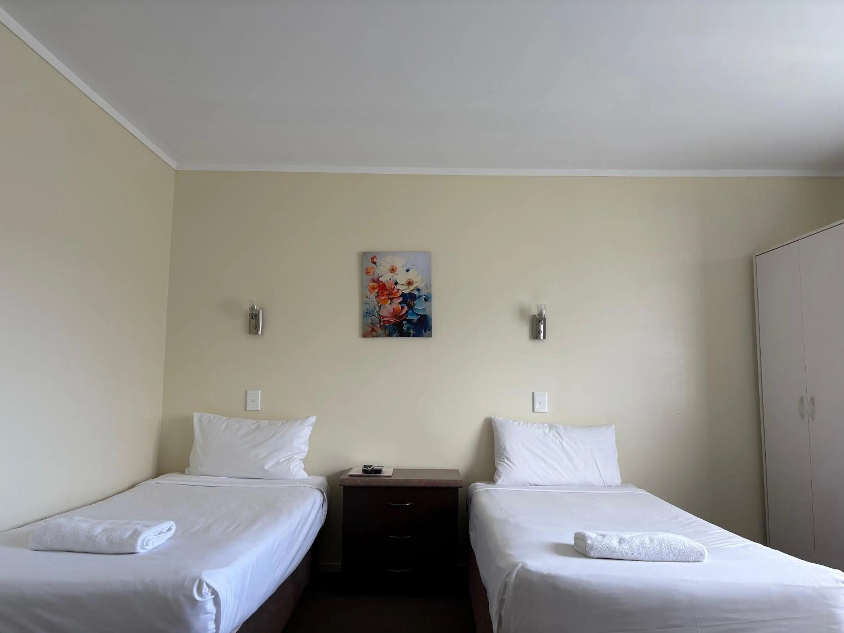 Bed in Devonwood Motel