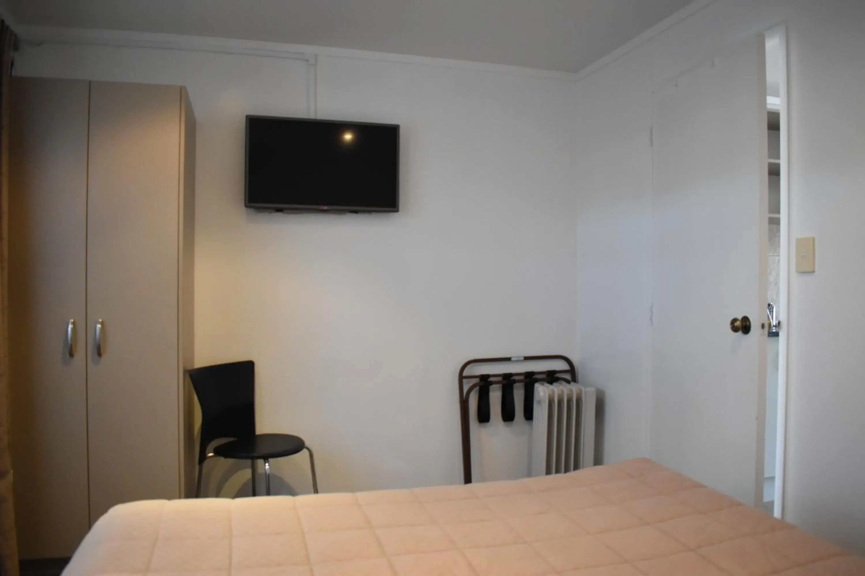 Bed in Devonwood Motel Bed in Devonwood Motel