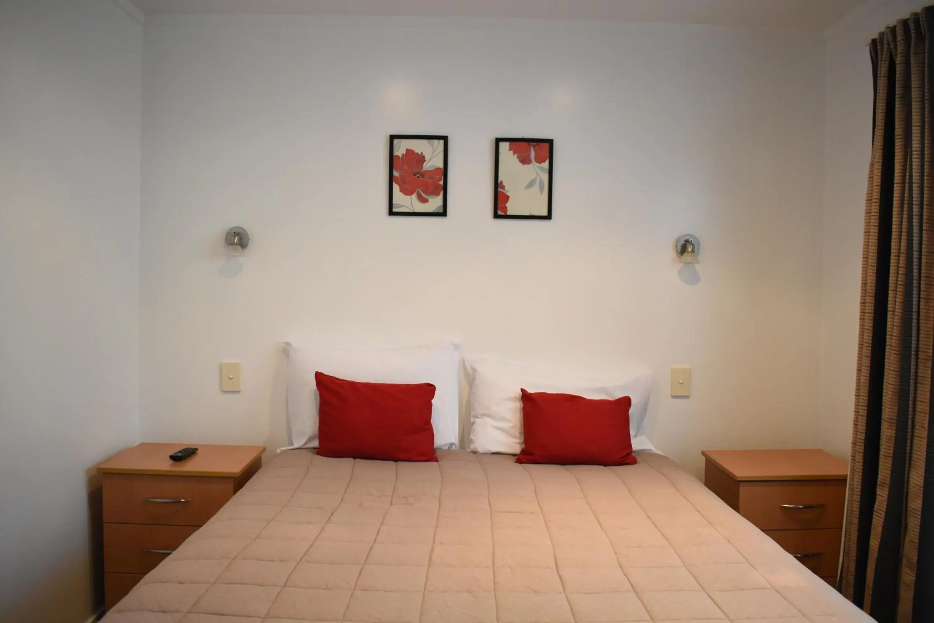 Bed in Devonwood Motel Bed in Devonwood Motel