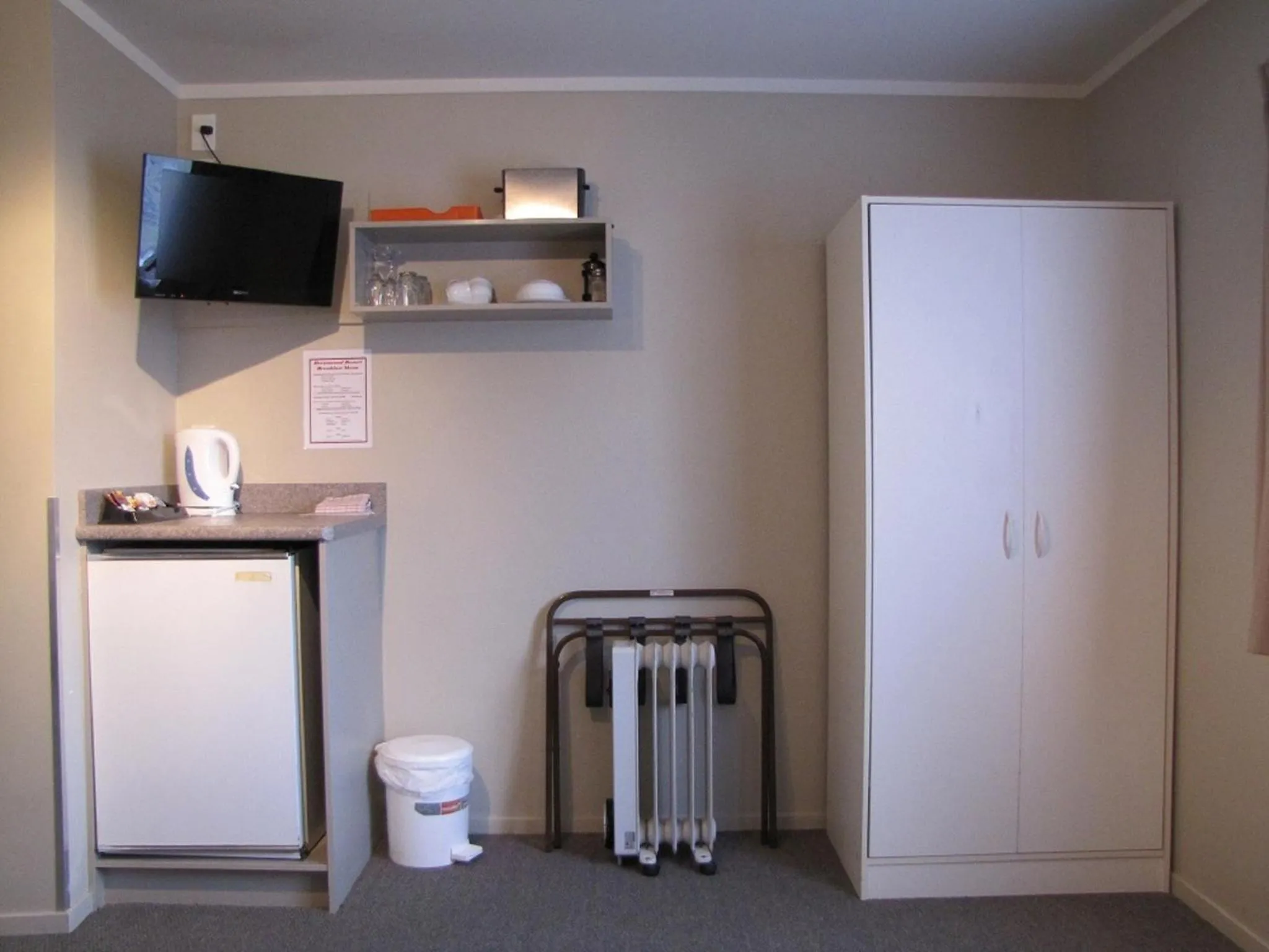 Photo of the whole room in Devonwood Motel