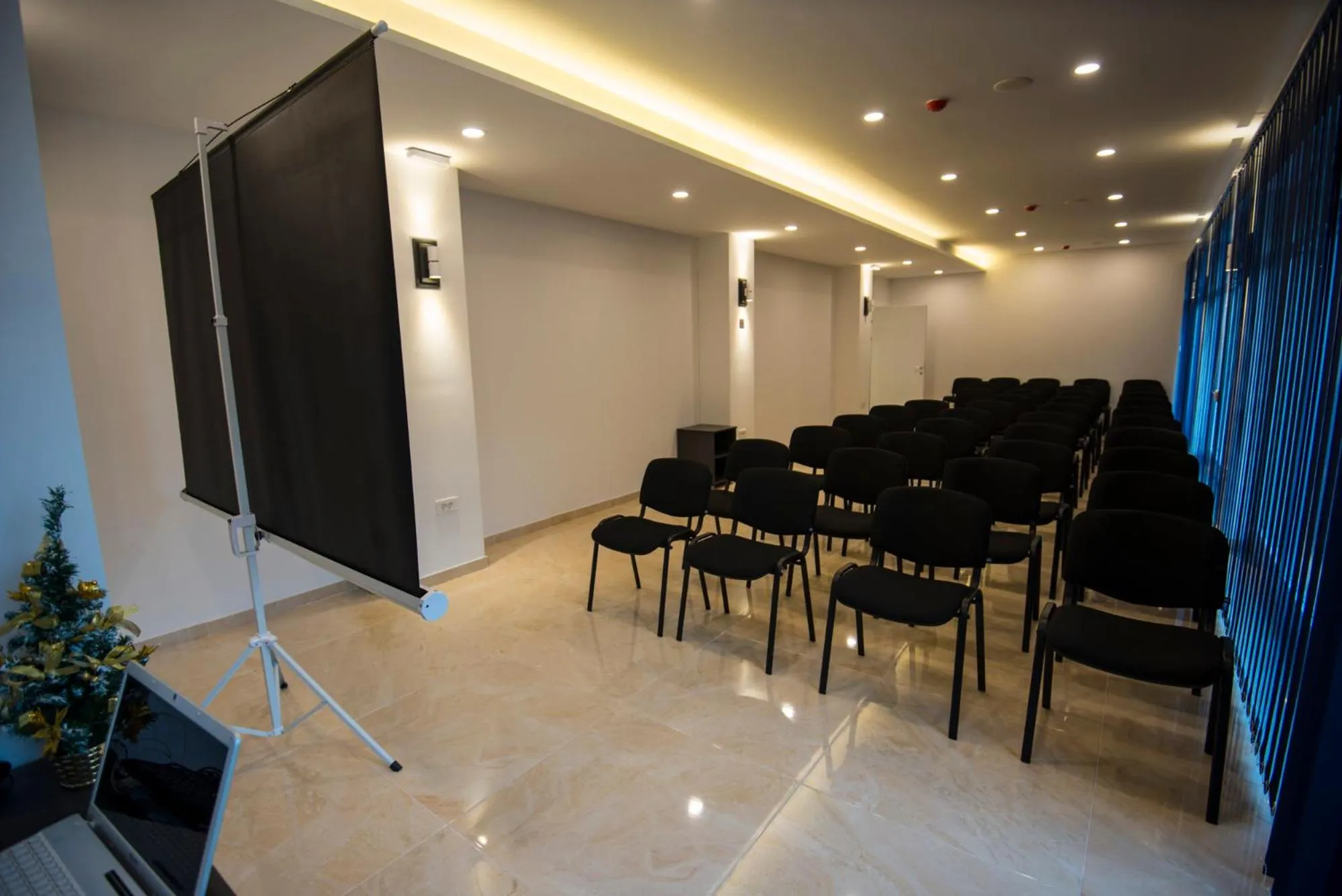 Business facilities in Hotel Village