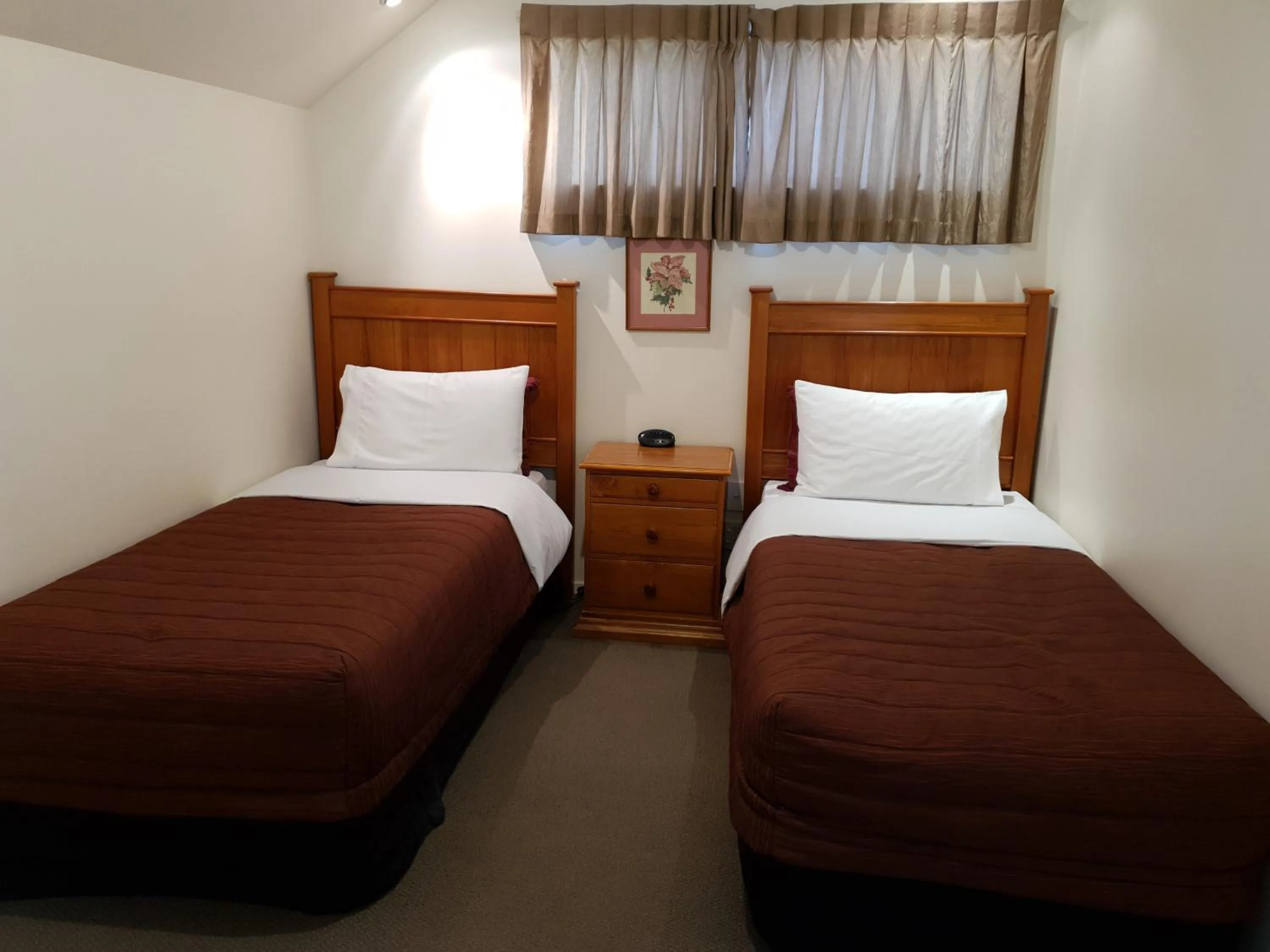 Bed in Rosewood Court Motel